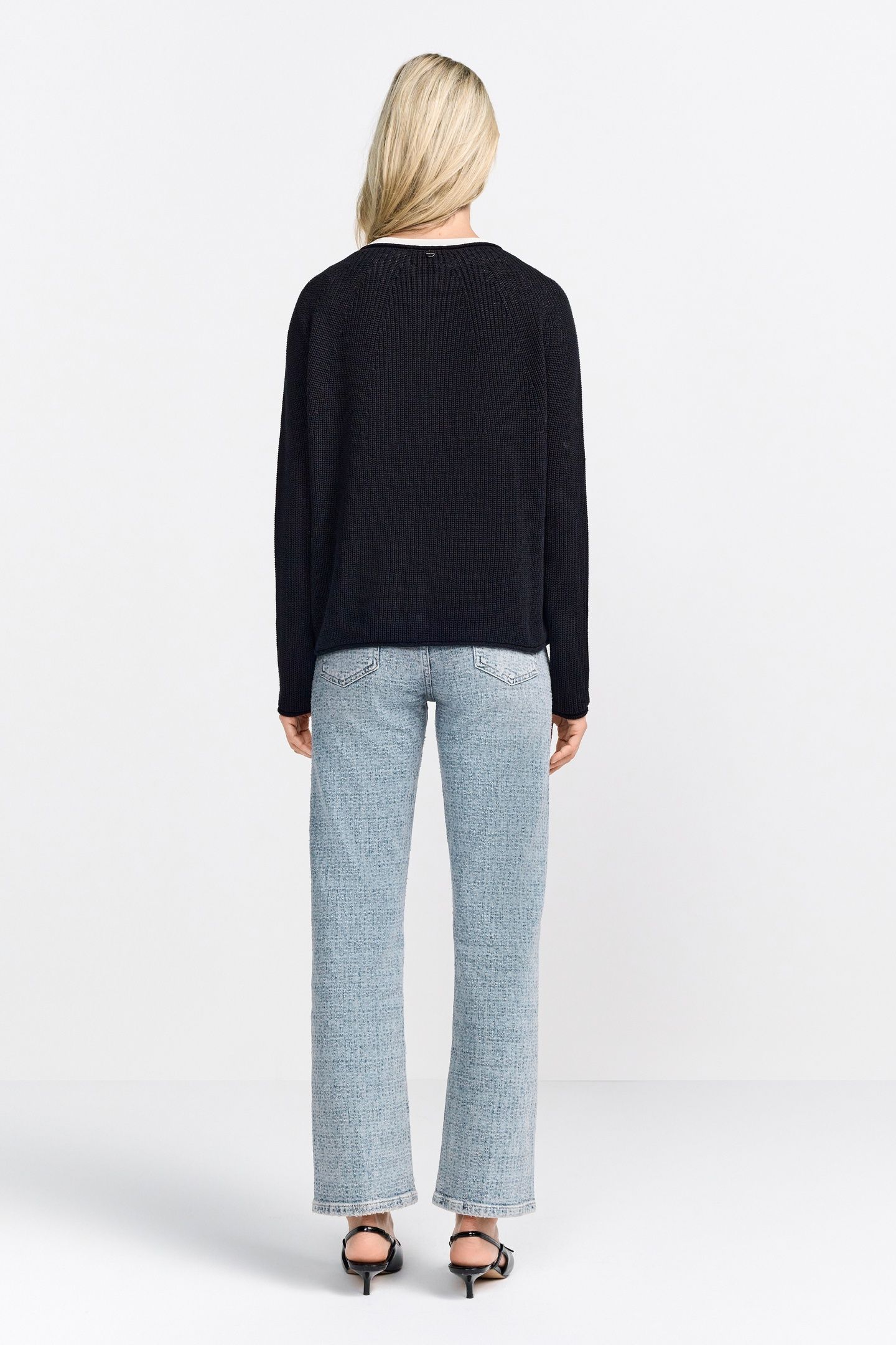 SEAMLESS CREW-NECK HALF CARDIGAN BLACK 2