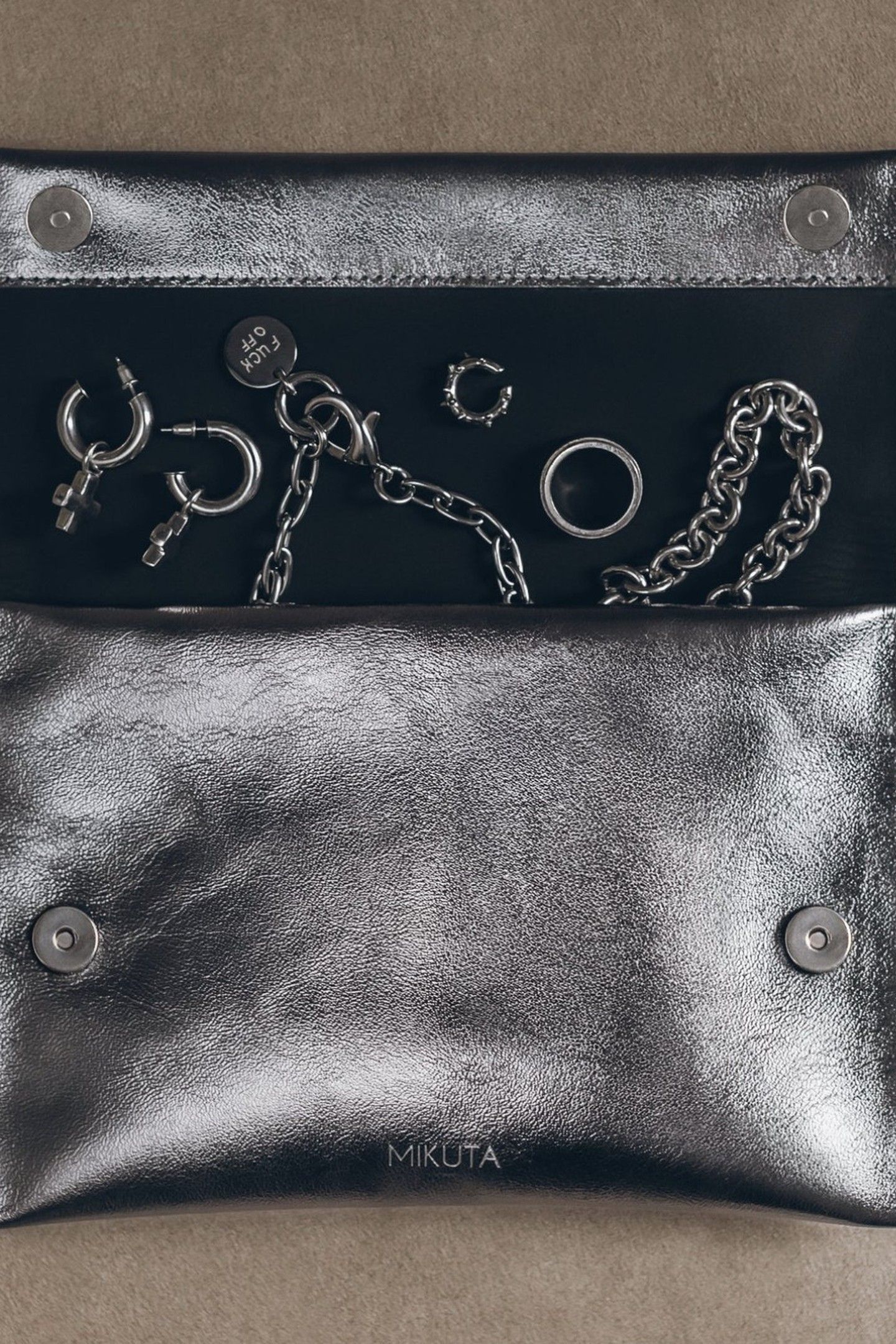 THE SILVER LEATHER ESSENTIALS POUCH SILVER 2