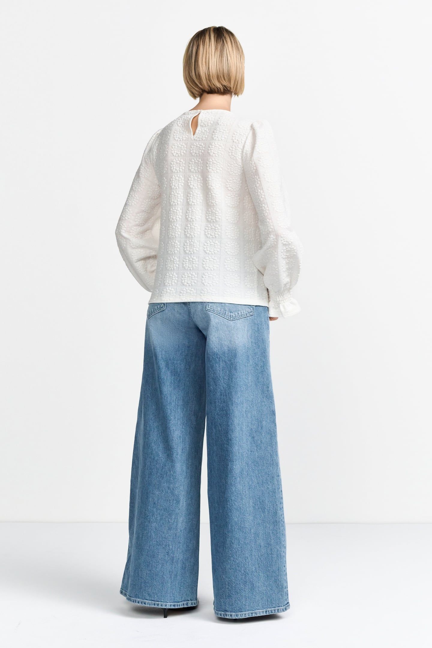 STRUCTURED FLOWER LONGSLEEVE PEARL WHITE 3