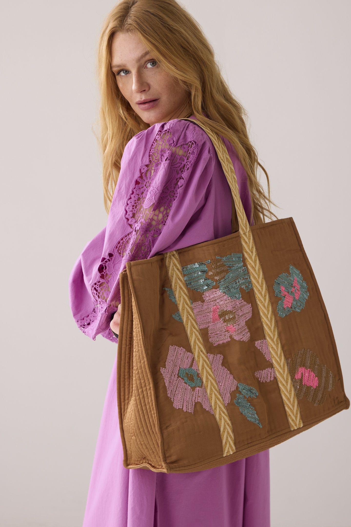 BAG SATIN EMBROIDERED PEANUT 3