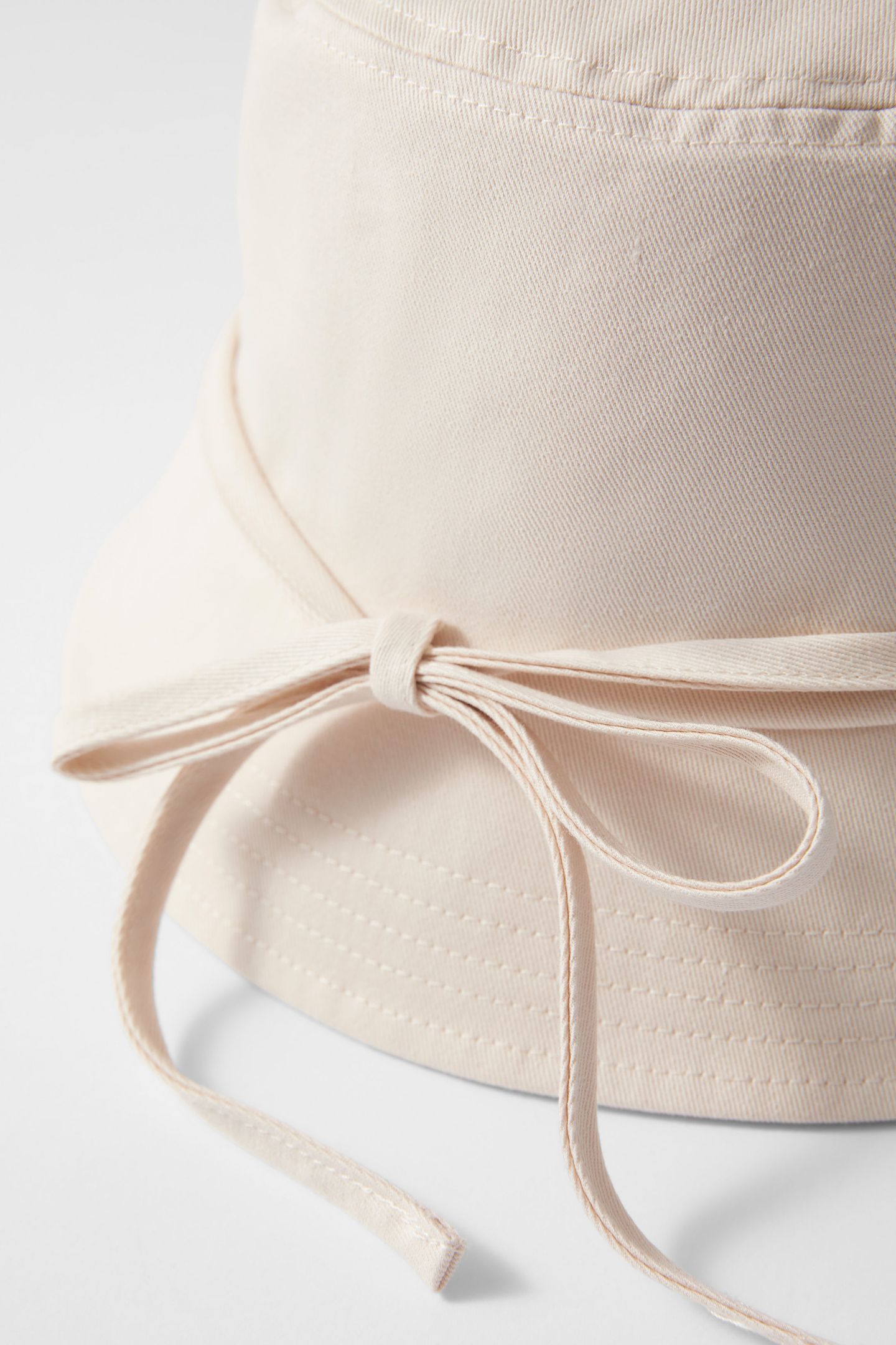 EMILIE BOW BUCKET HAT BEIGE 2