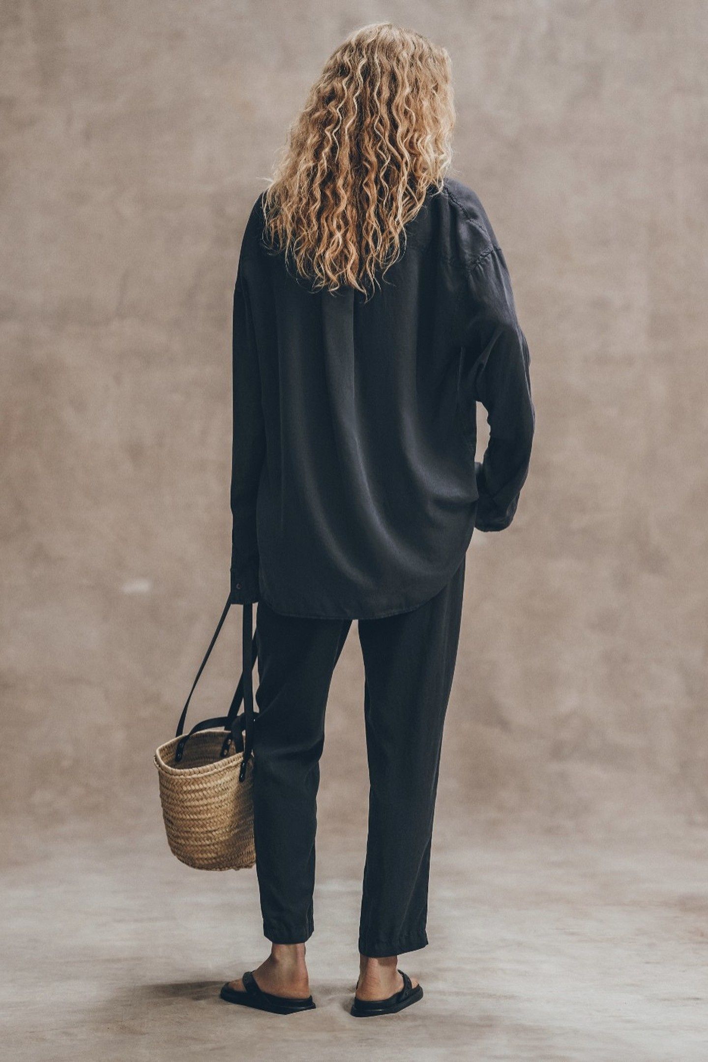 THE DARK LOOSE LYOCELL SHIRT BLACK 2