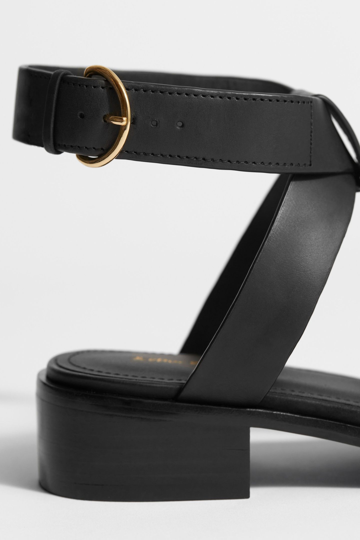 ISSY SUMMER FLAT BLACK 4