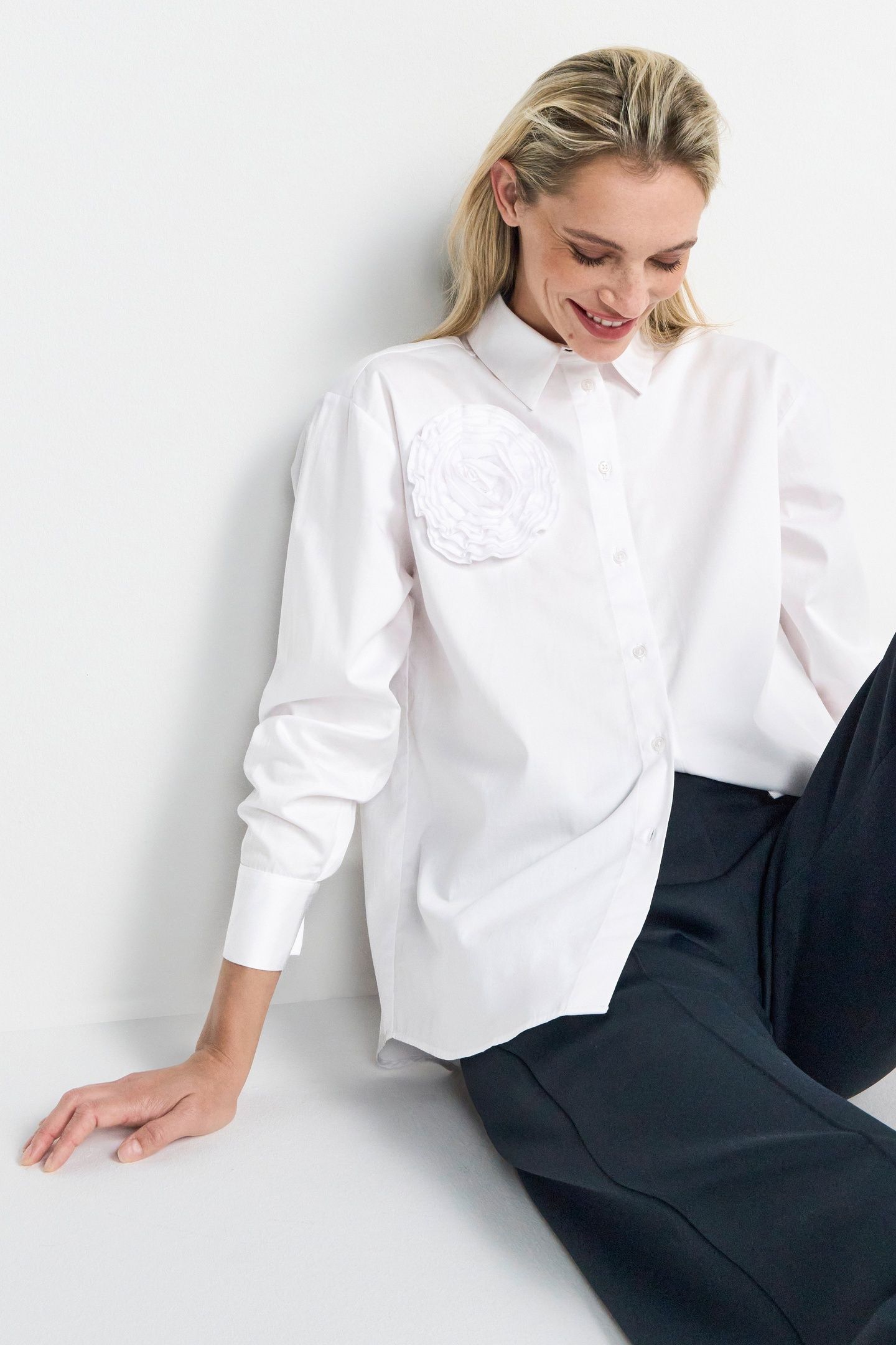 COTTON BLOUSE WITH FLOWER DETAIL WHITE 4