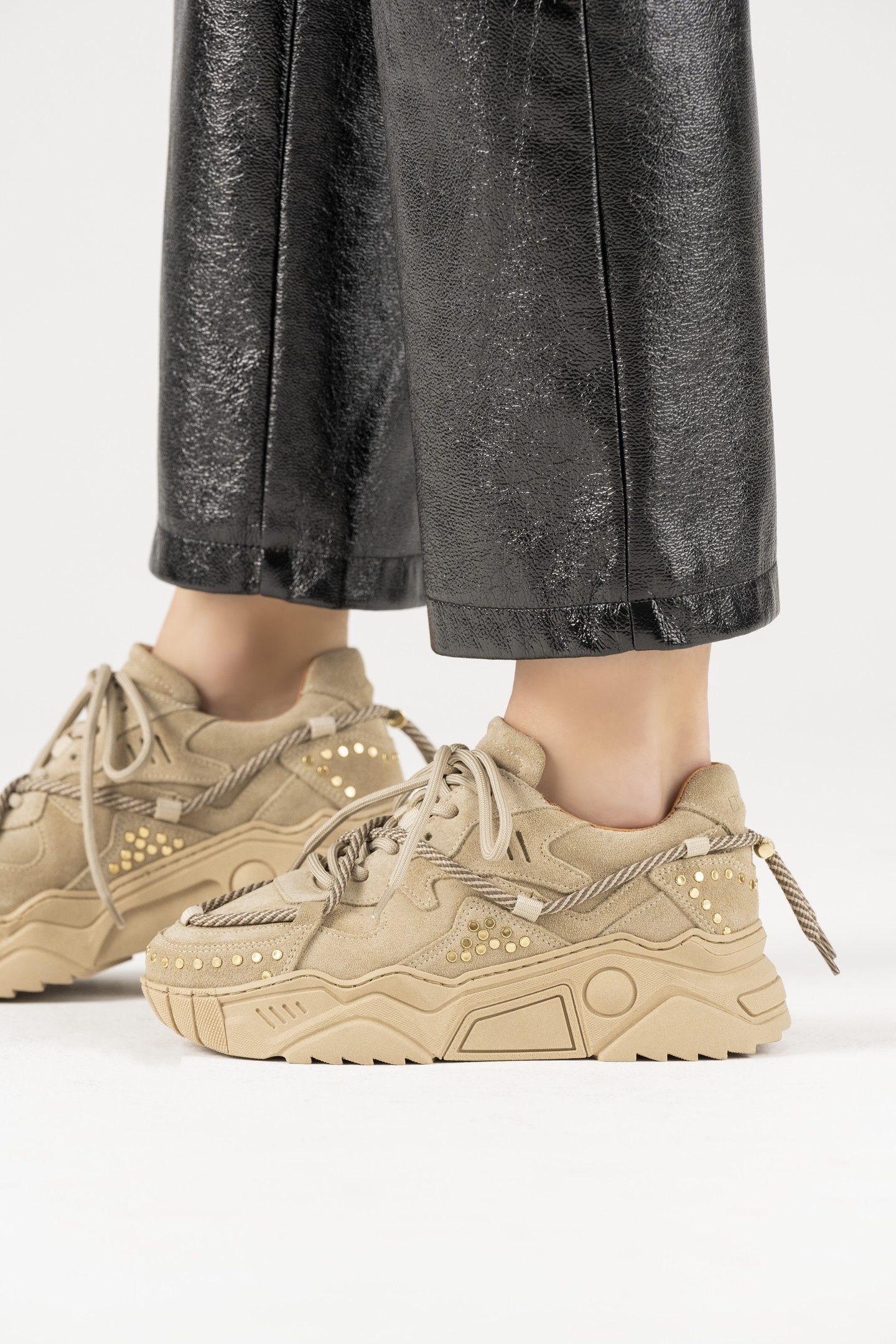JUPITER STUDS BEIGE 3