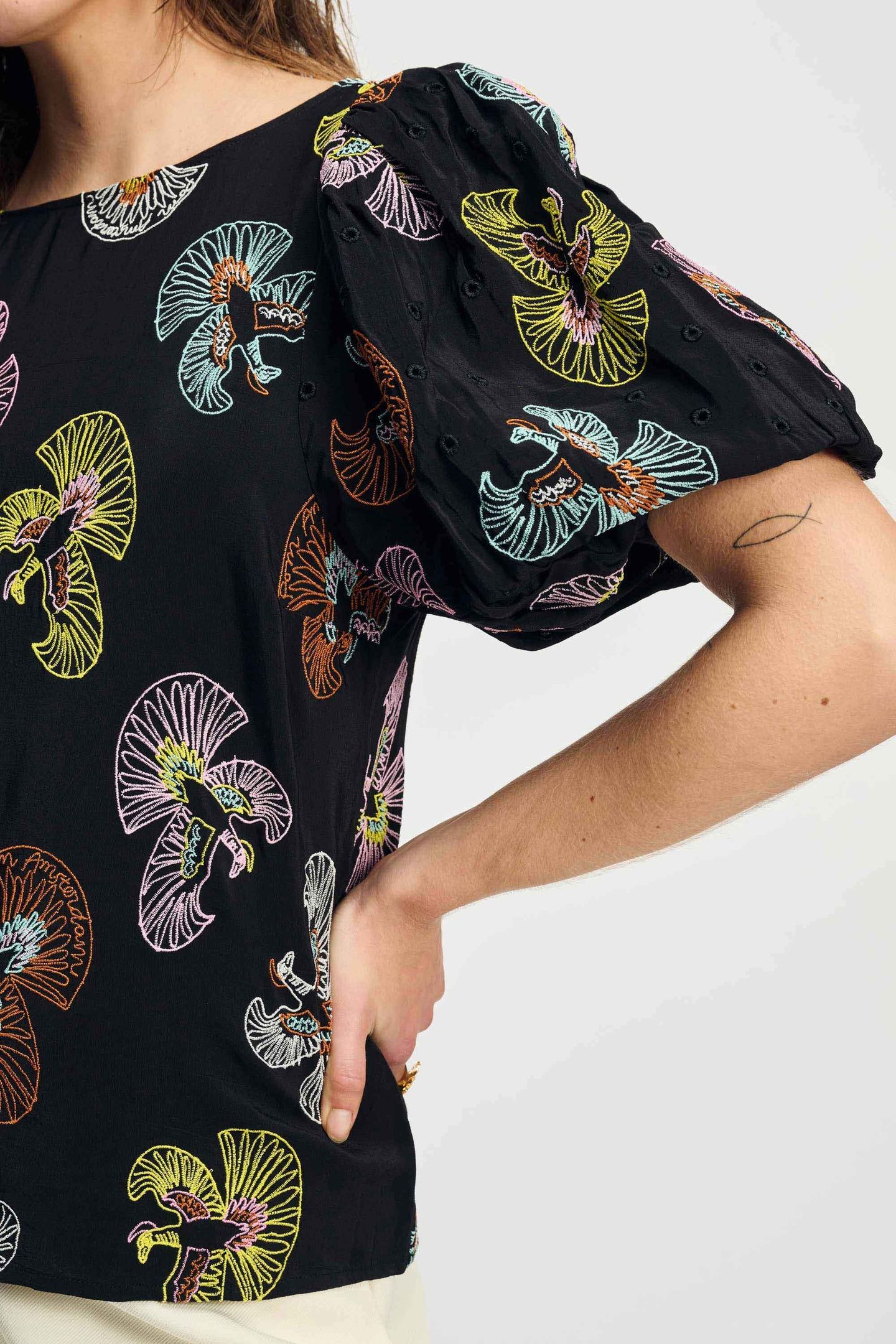TOP - EMBROIDERY SKY BLACK 5