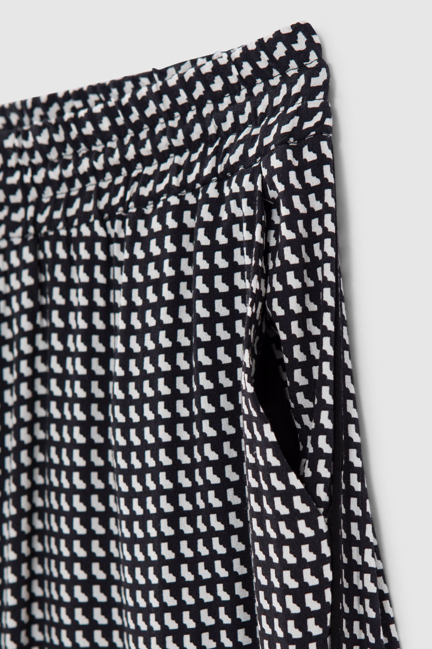 BLACK LENZING™ ECOVERO™ GRAPHIC PRINT TROUSERS 6