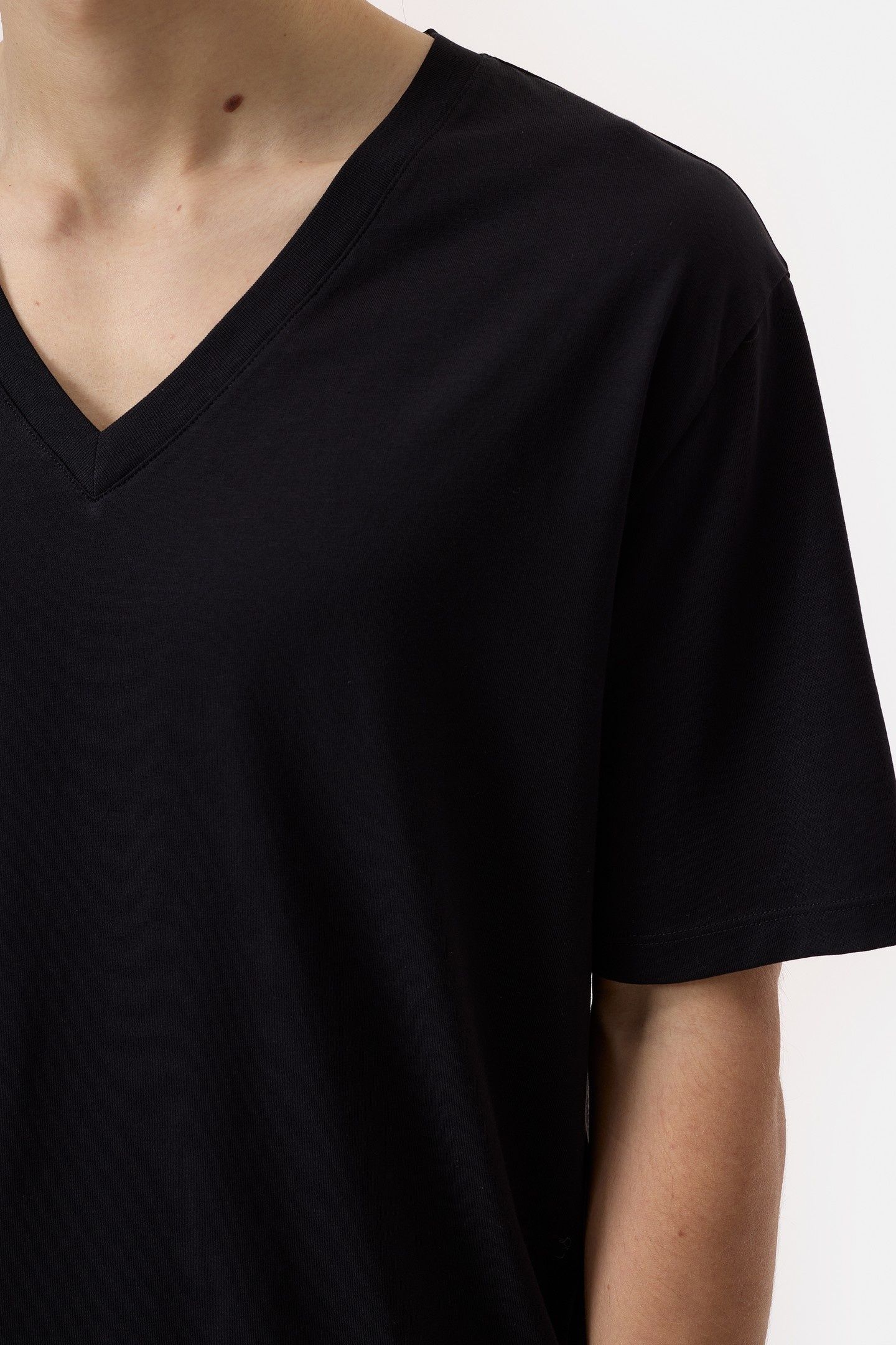 V-NECK T-SHIRT BLACK 3