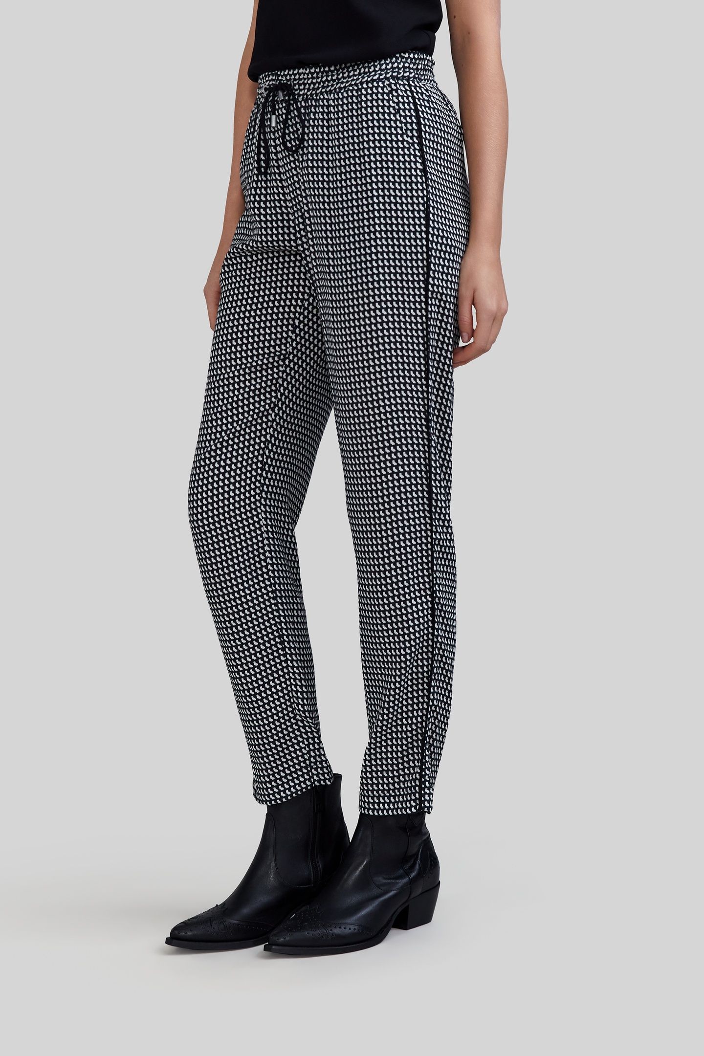 BLACK LENZING™ ECOVERO™ GRAPHIC PRINT TROUSERS 4