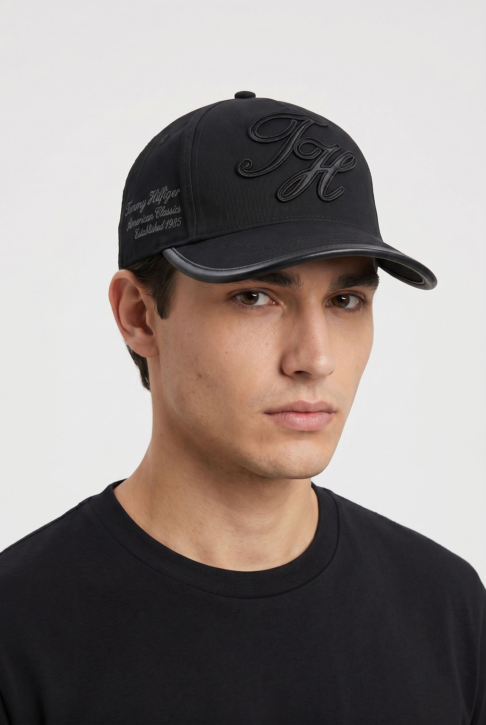 SCRIPT ELEVATED CAP BLACK 1