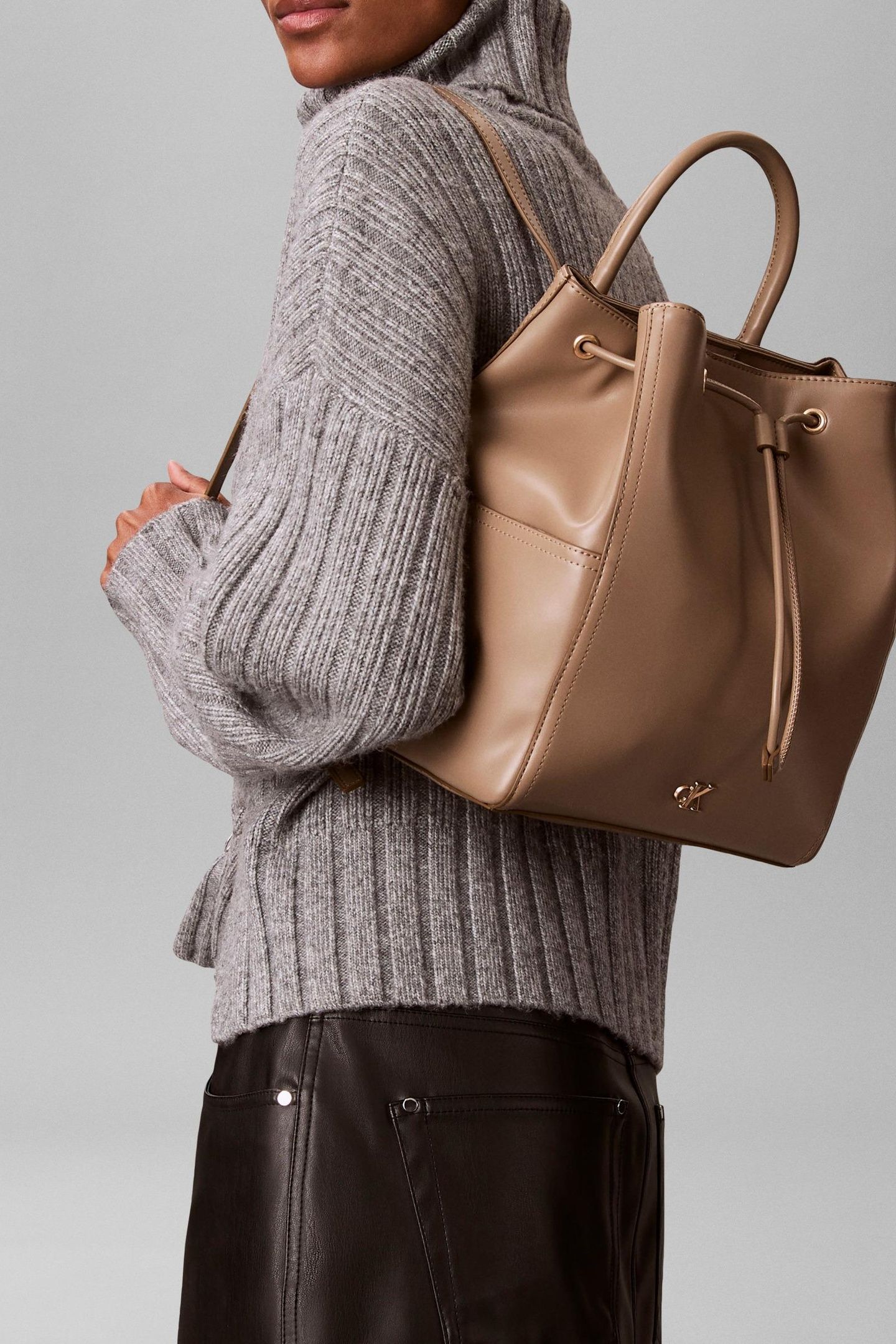 DRAWSTRING BACKPACK DESERT TAUPE 2