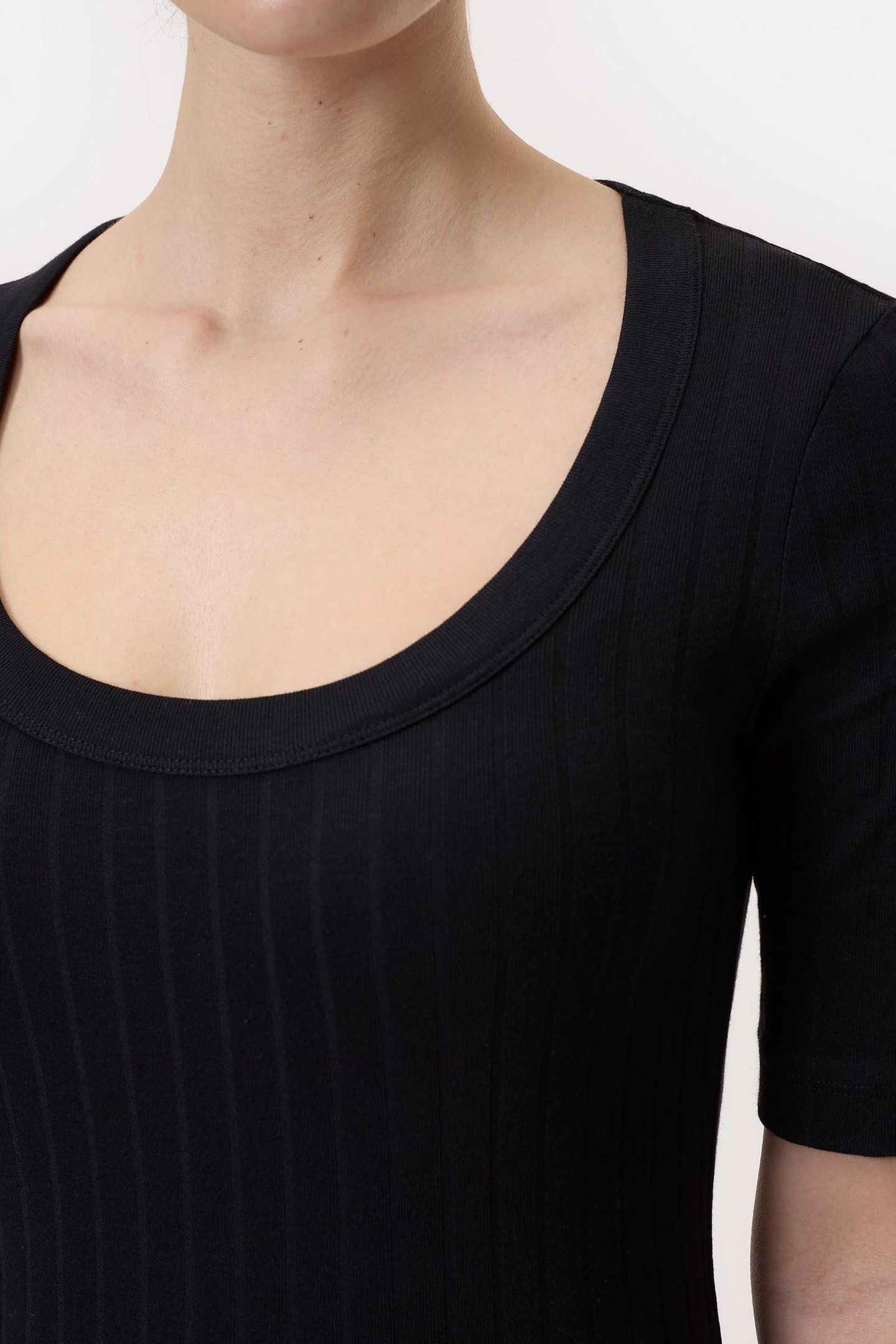 SCOOPNECK SHORTSLEEVE BLACK 3