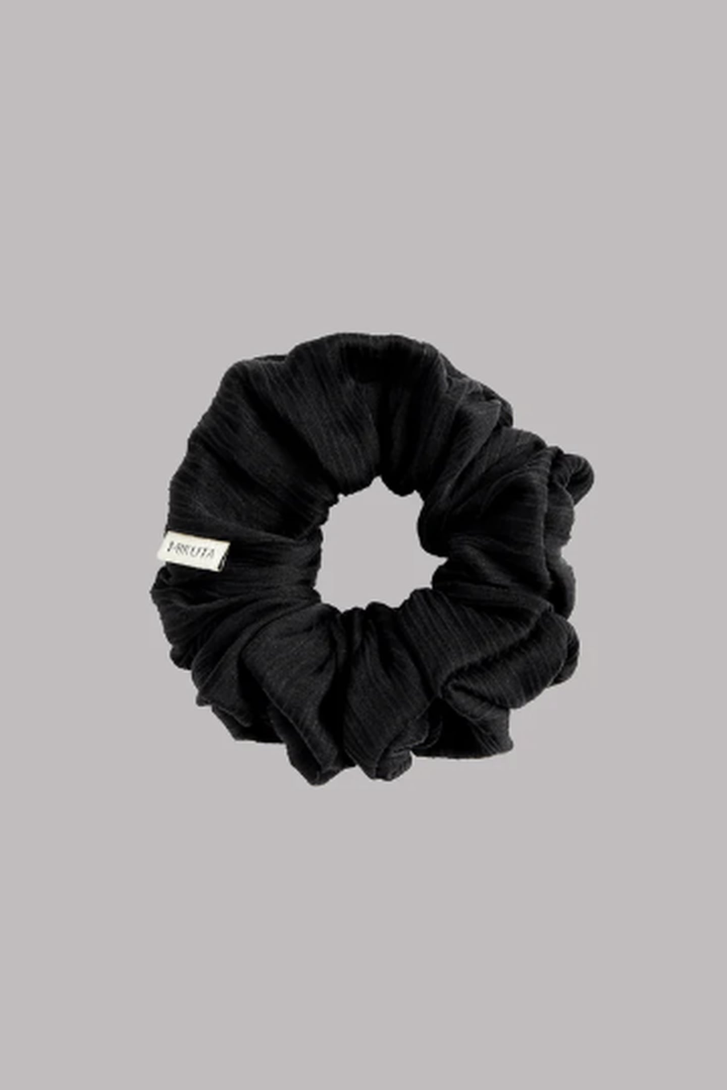 THE BLACK CRINKLE SCRUNCHIE 1
