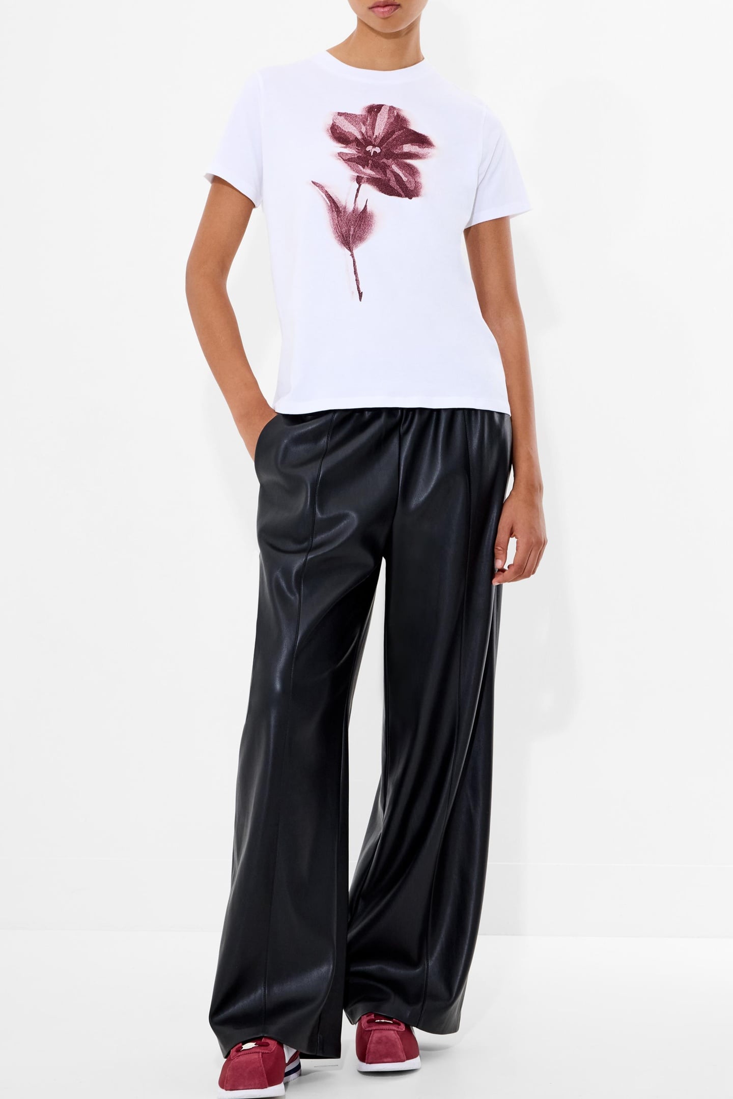 BLURRED FLORAL S/S TEE WHITE/BURGANDY 1