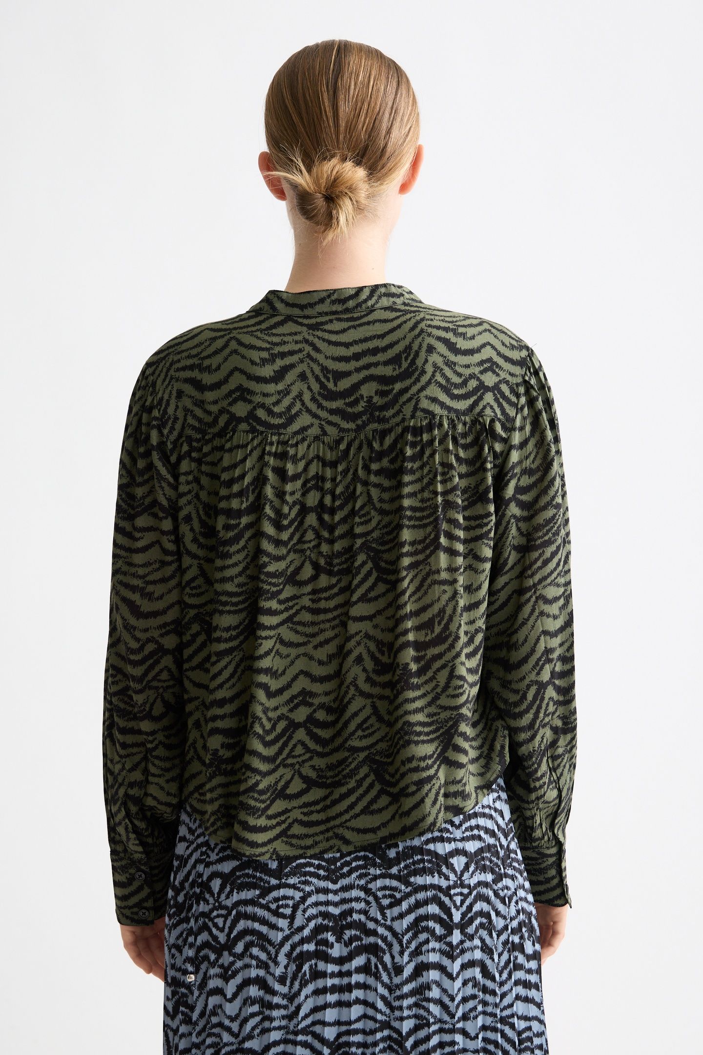 PRINTED PINTUCK SHIRT IKAT FEATHER THYME 2