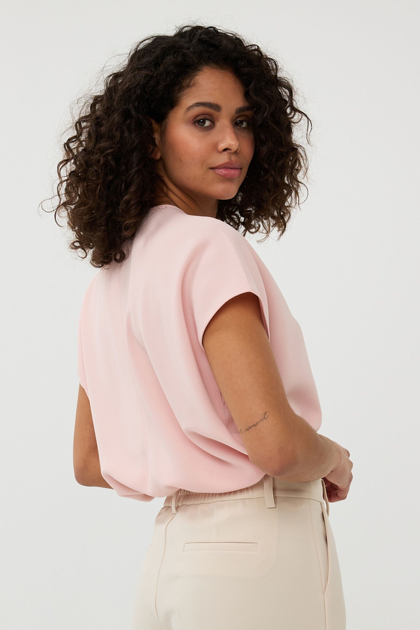 BLOUSE V-NECK PLEAT LIGHT PINK 4