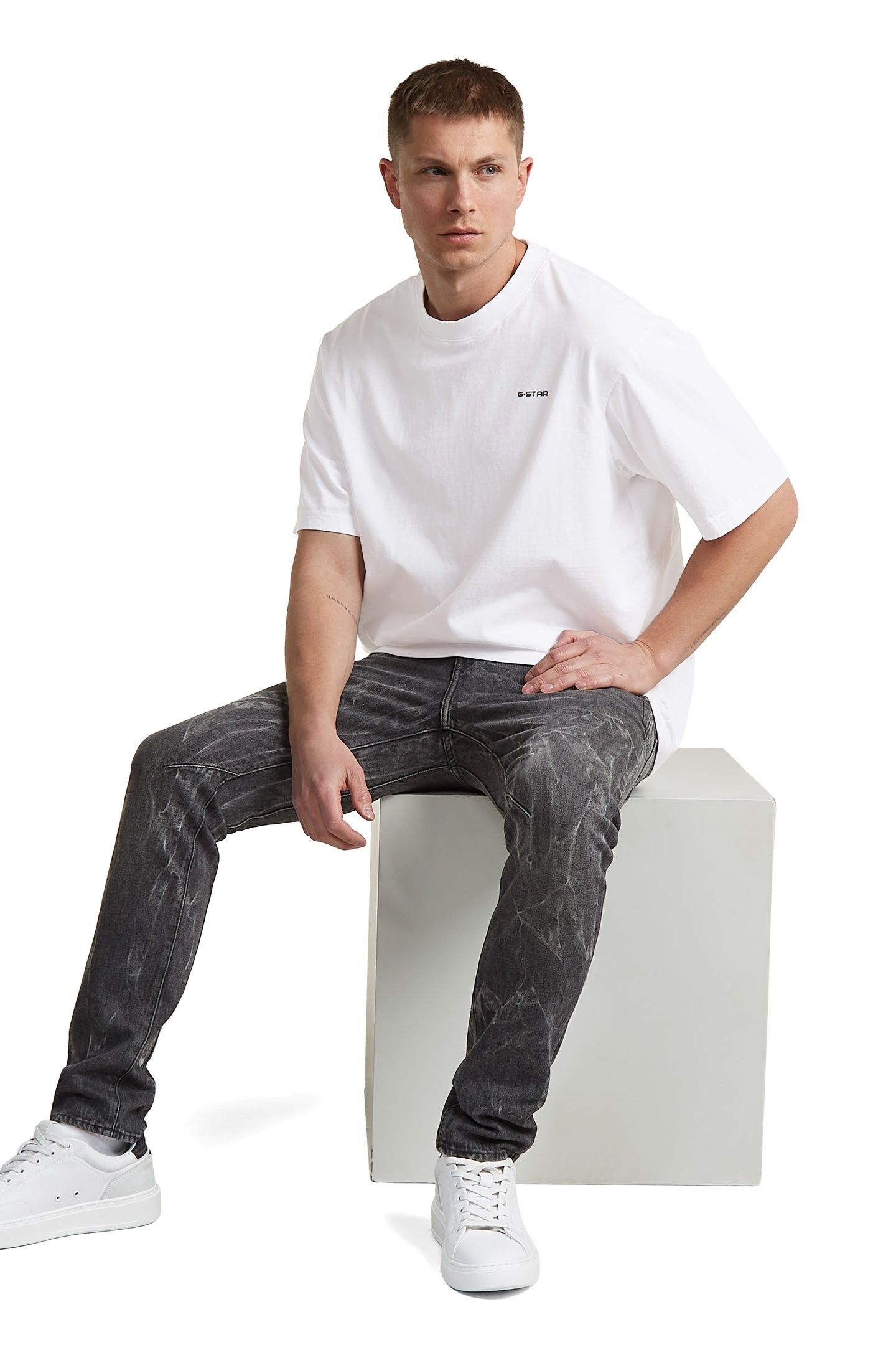 D-STAQ 3D SLIM WORN IN BLACK WATER CAUSTICS 2