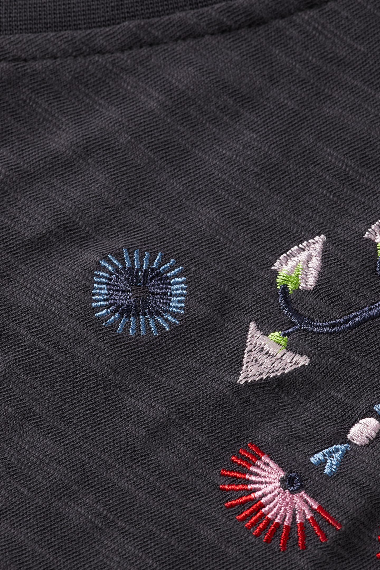 EMBROIDERED V-NECK T-SHIRT CHARCOAL ART 7