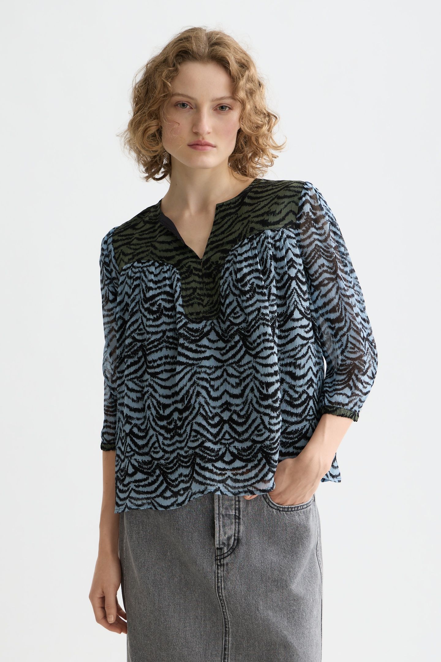 CONTRAST YOKE SHORT SLEEVE TOP IKAT FEATHER BLUE 1