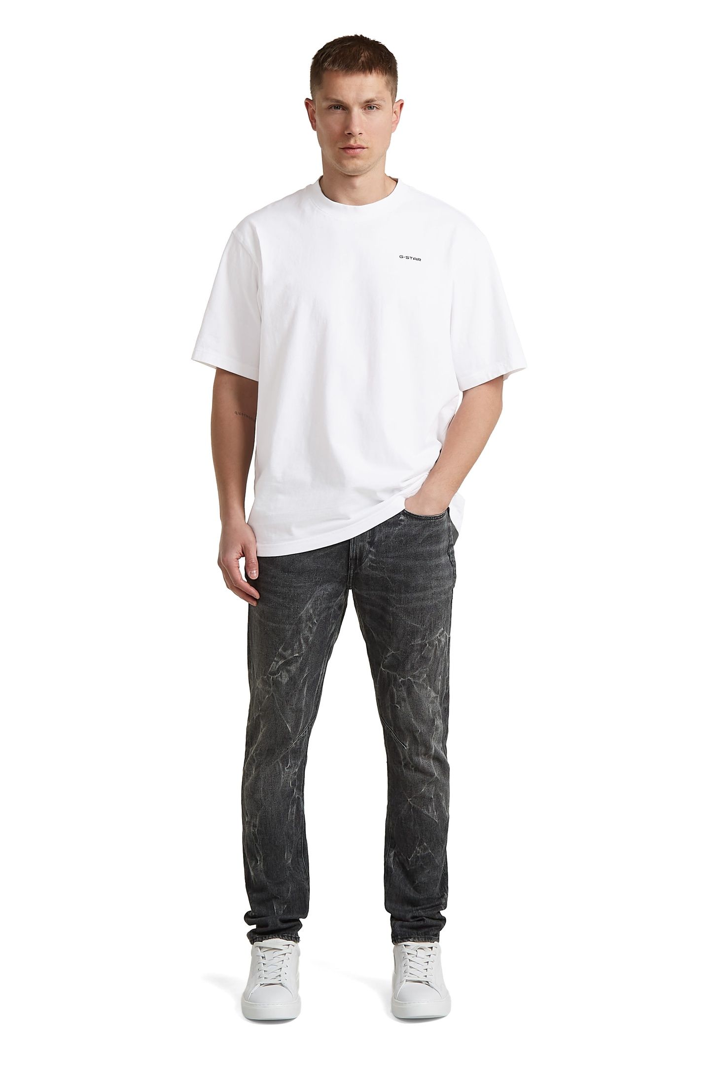 D-STAQ 3D SLIM WORN IN BLACK WATER CAUSTICS 1