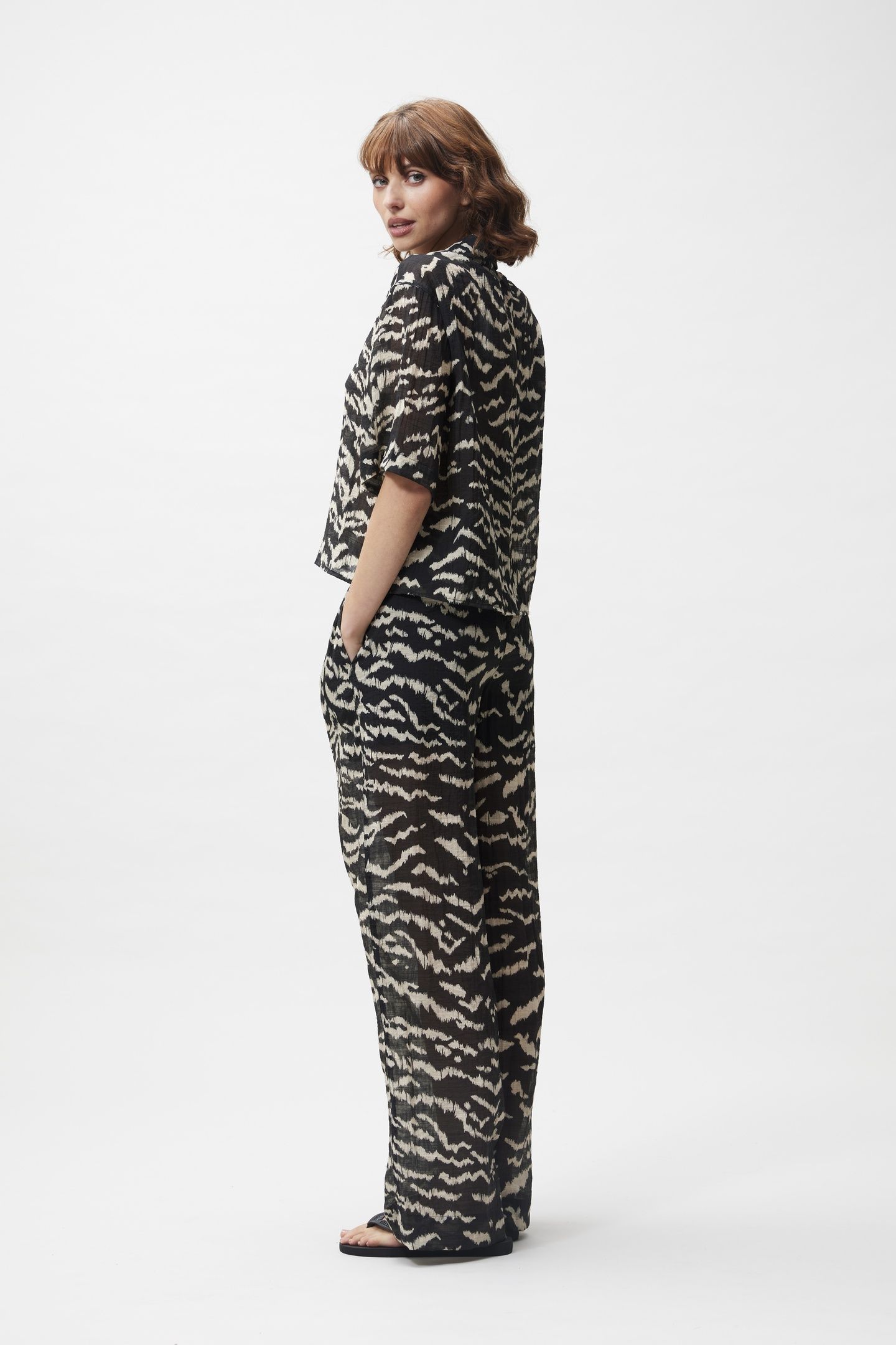 SHORT SLEEVE TIGER BLOUSE BLACK 3