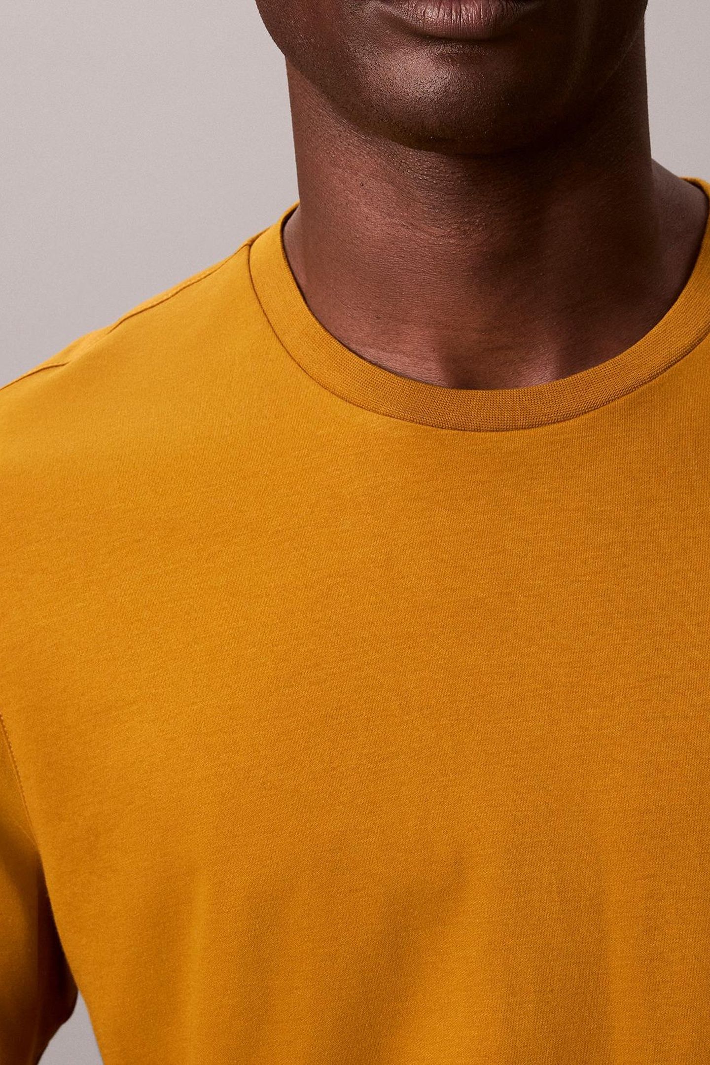 SS SUPIMA CHEST EMB TEE FIELD MOSS 5