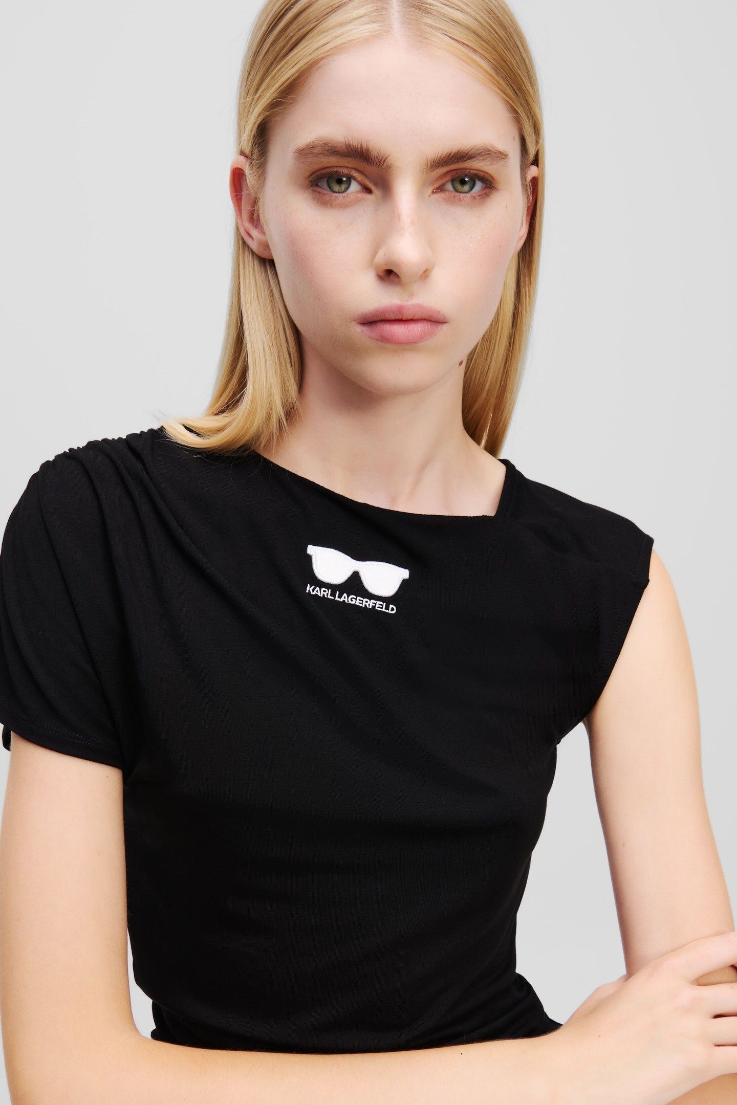 ONE SLEEVE T-SHIRT BLACK 5