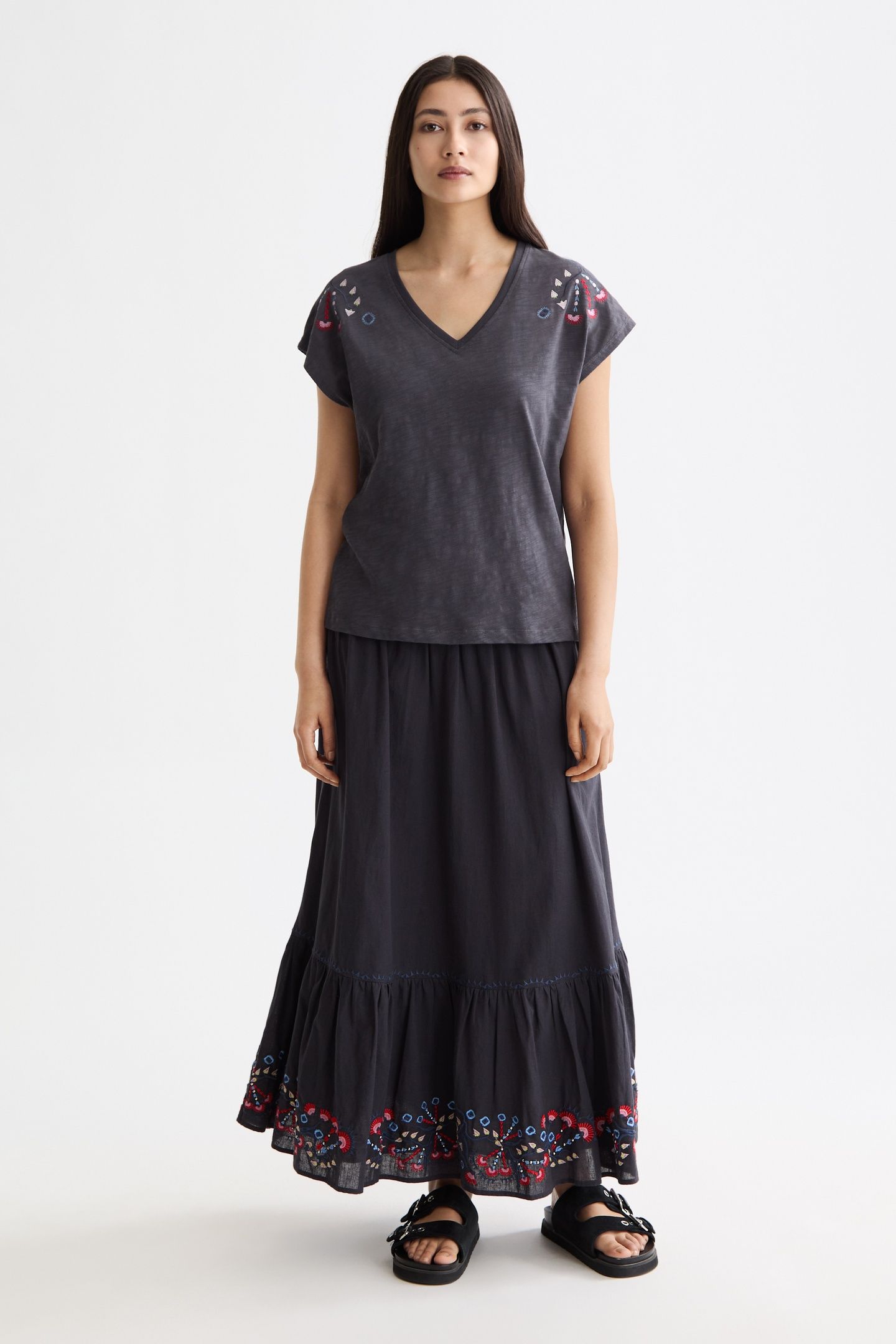 EMBROIDERED V-NECK T-SHIRT CHARCOAL ART 2