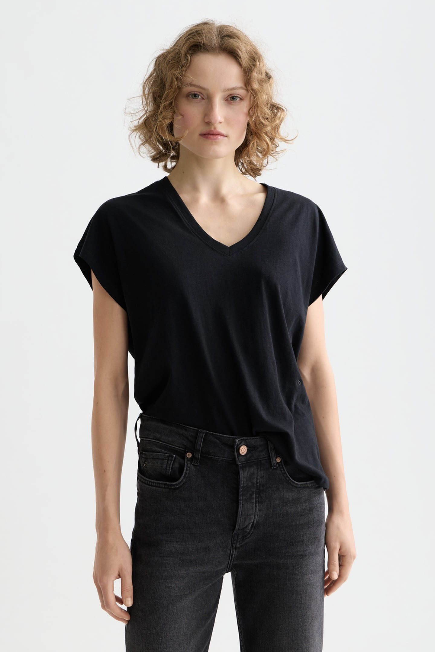 SLUB V-NECK T-SHIRT BLACK 1