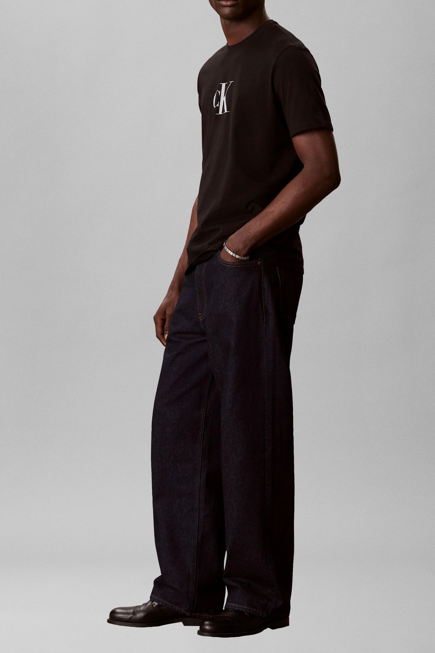 SS 30S DISTRESSED MONO TEE BLACK 4