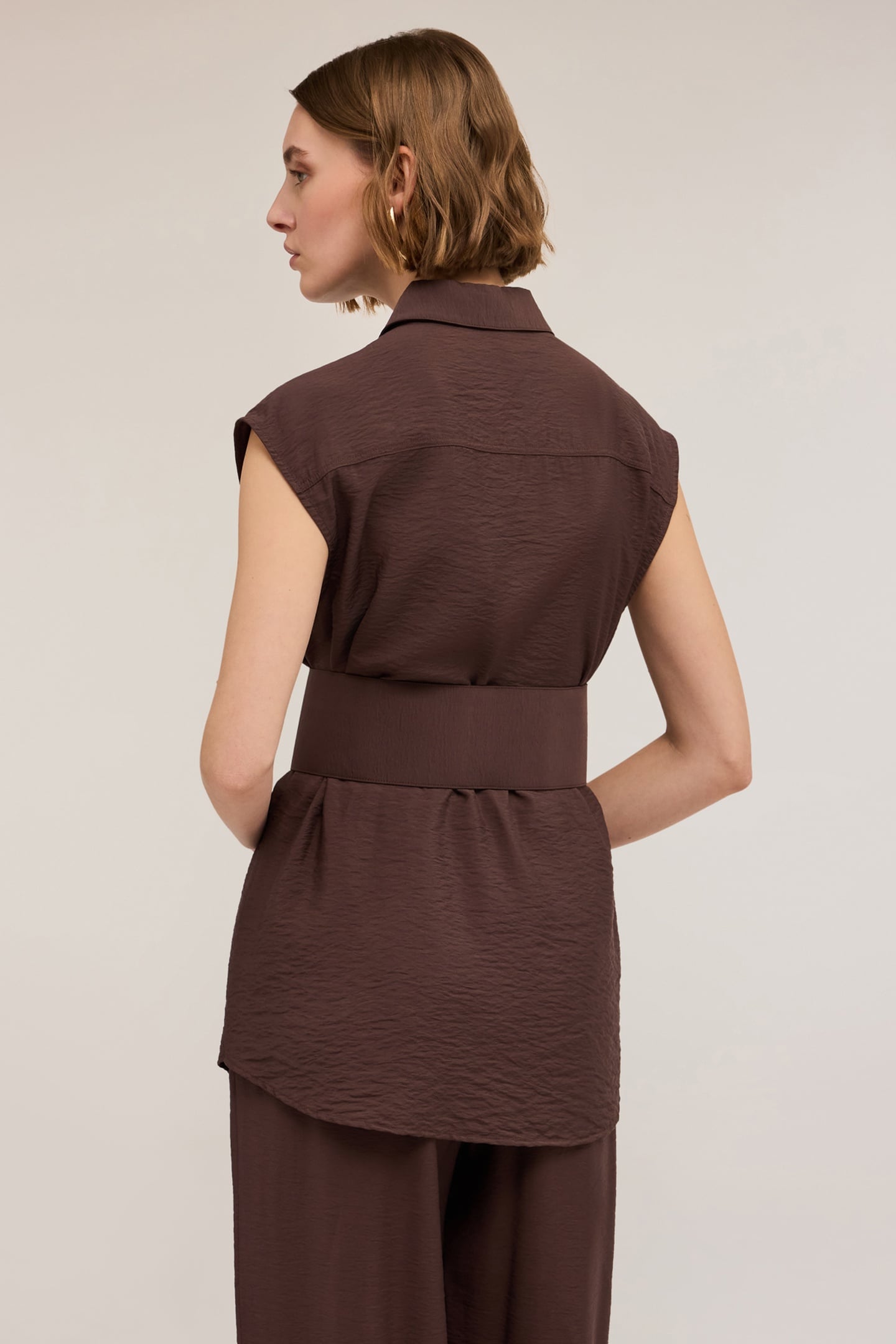SLEEVELESS SHIRT WITH BELT BROWN 2