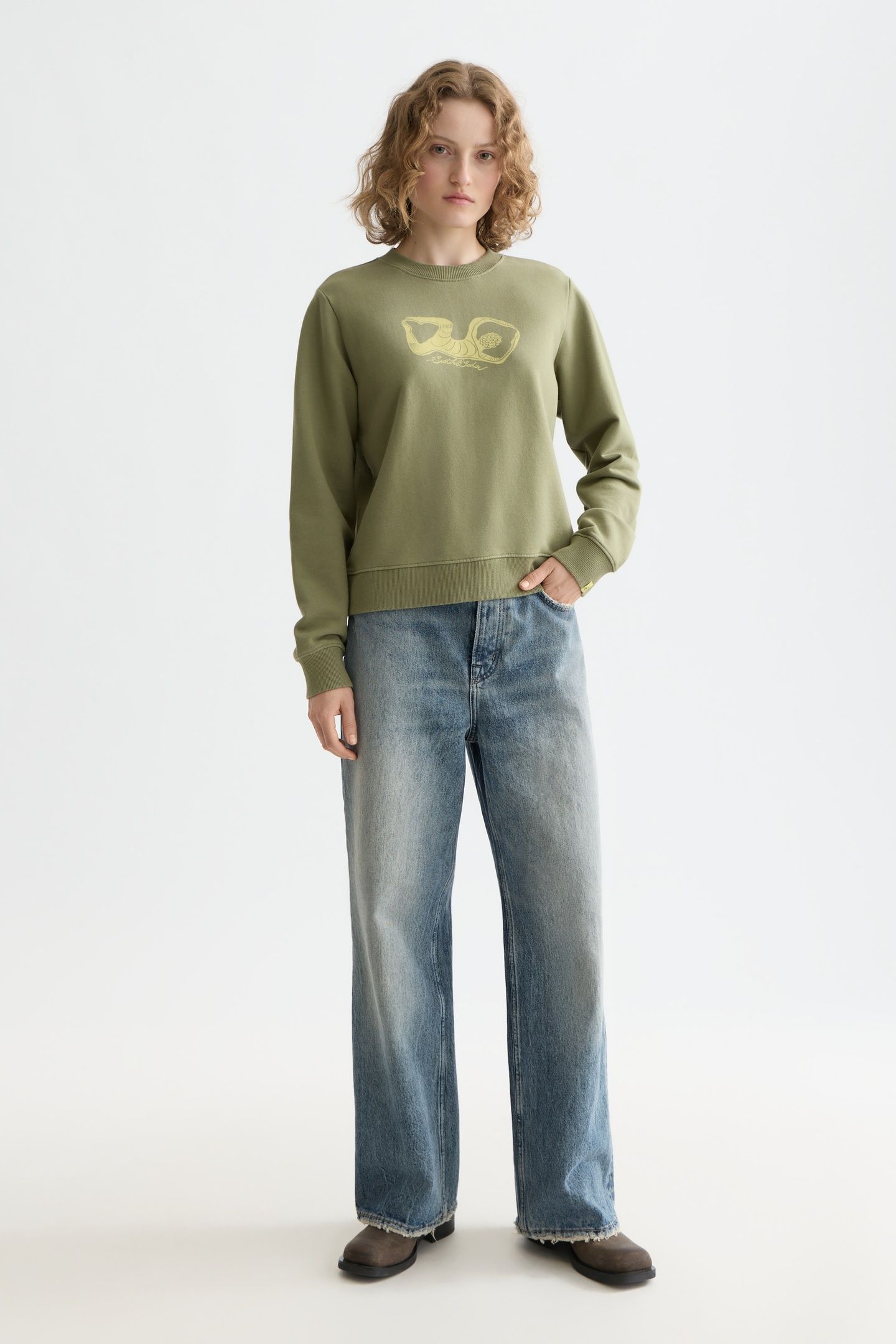 REGULAR FIT CHEST ARTWORK SWEATER OIL GREEN 2
