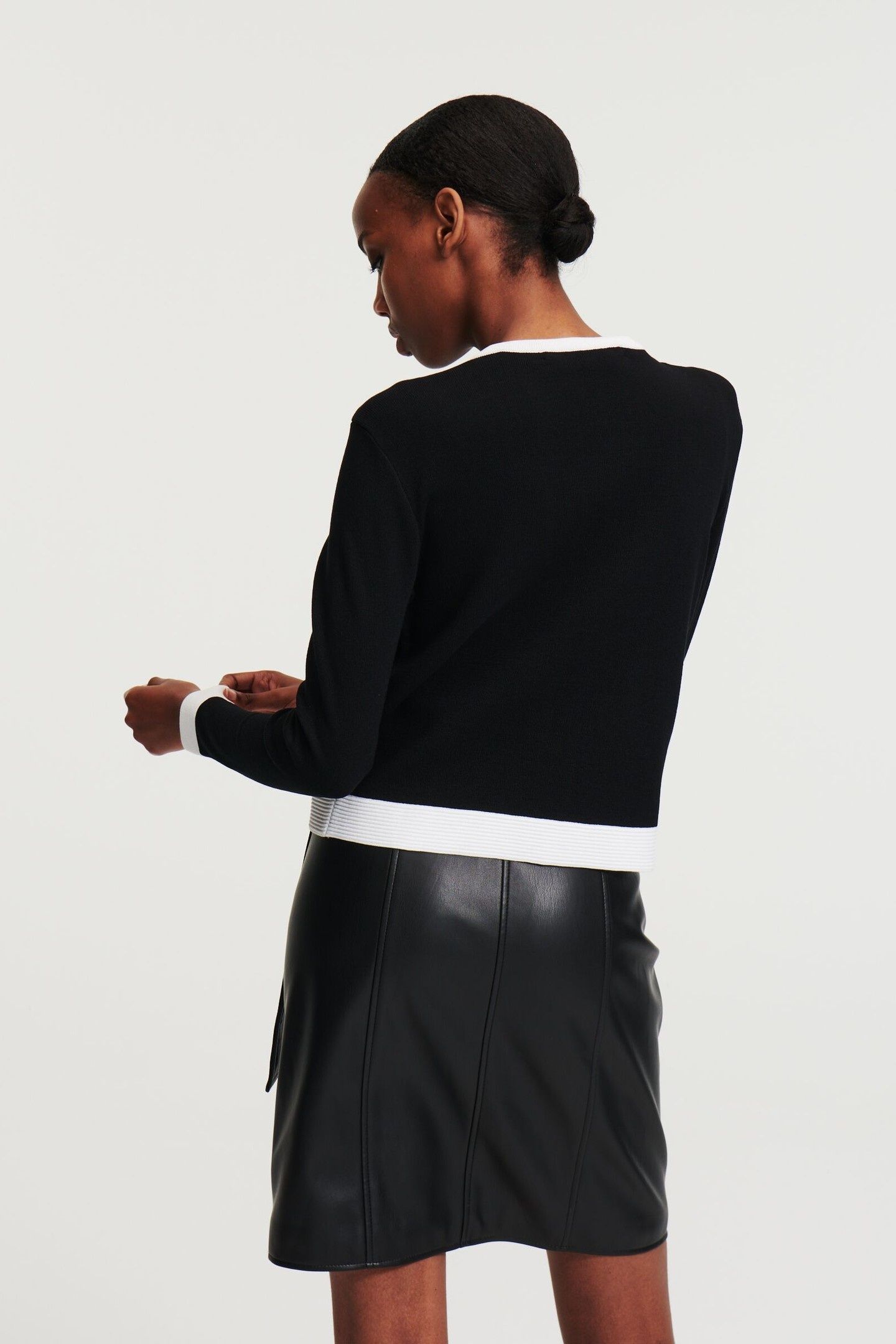 CLASSIC LONGSLEEVE CARDIGAN BLACK 2