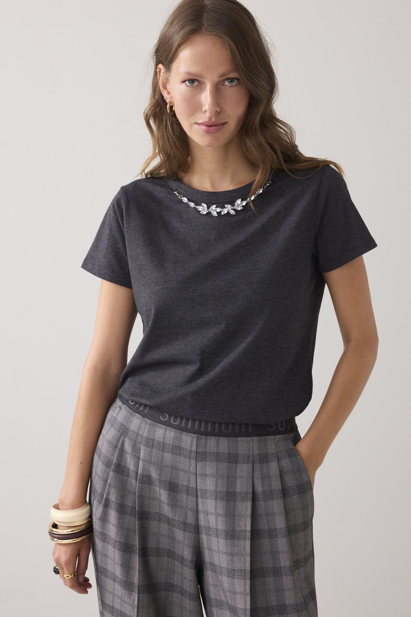 T-SHIRT MET NECKLACE DETAIL ANTHRACITE 2