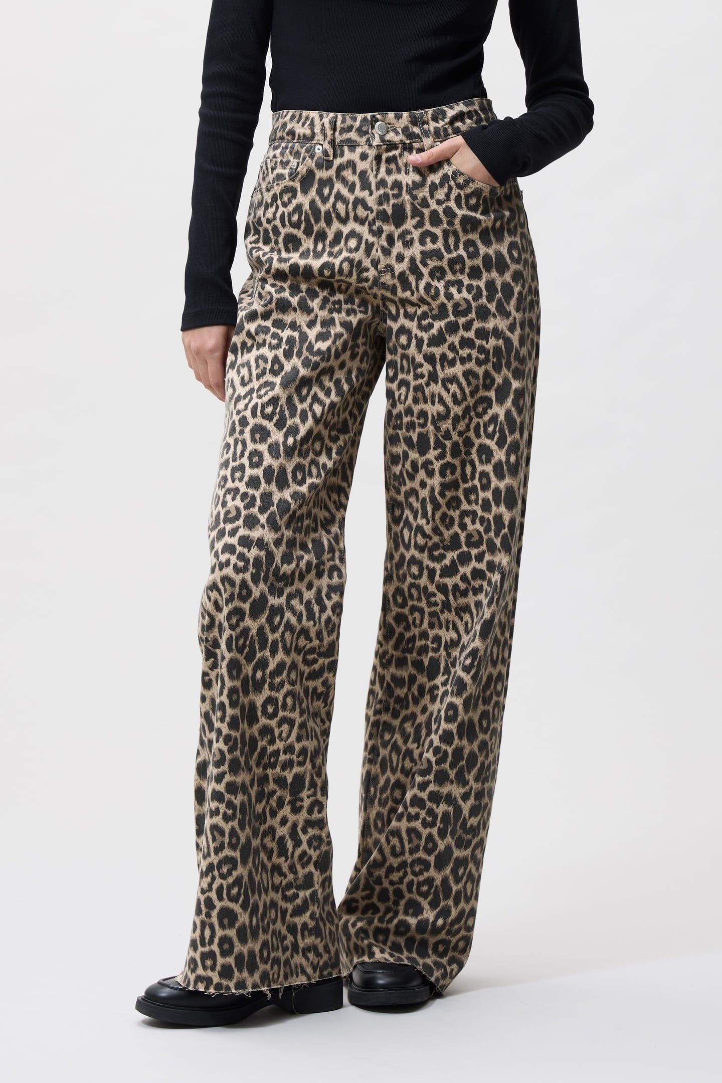 LOOSE FIT LEOPARD JEANS GREY MORN 1