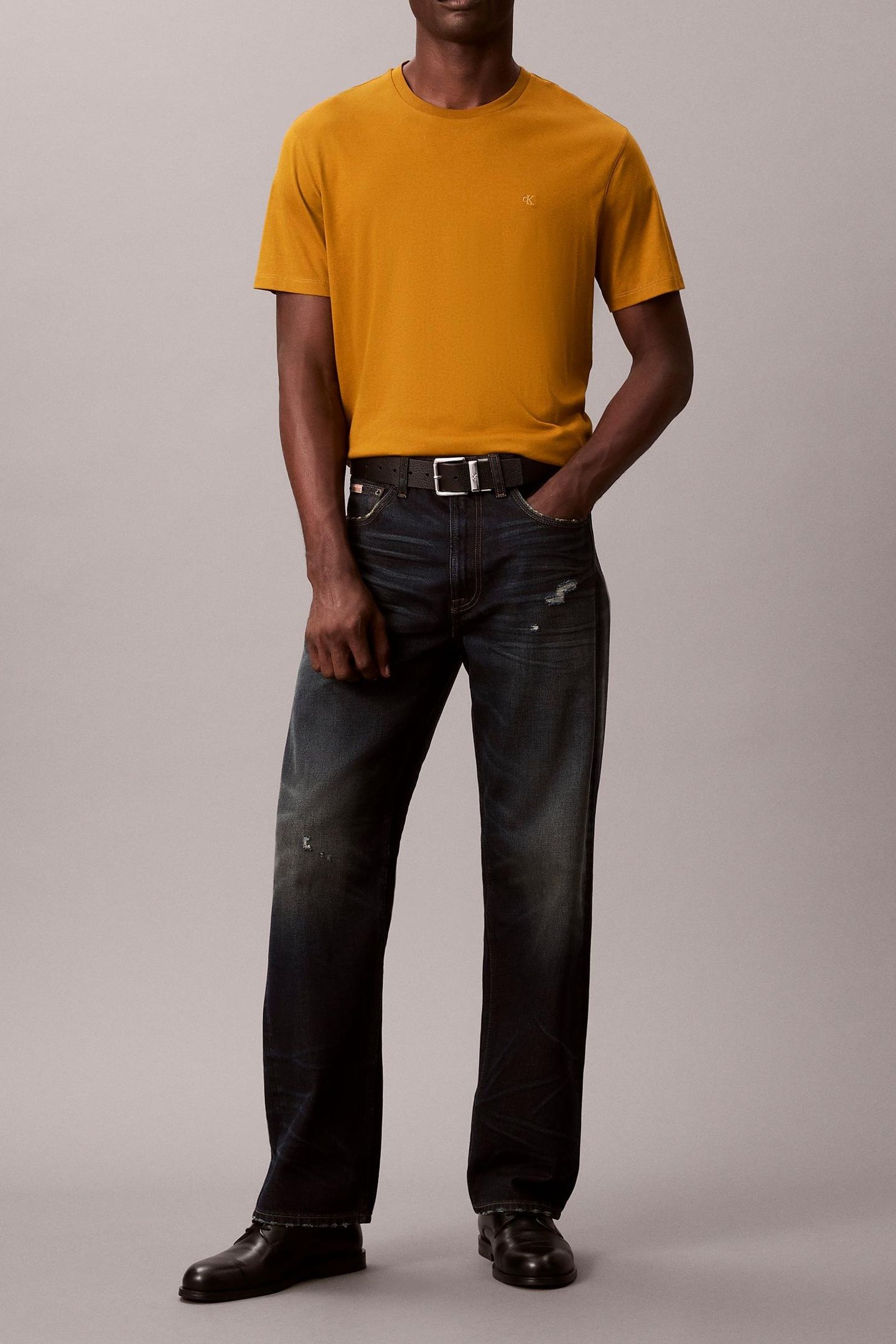 SS SUPIMA CHEST EMB TEE FIELD MOSS 2
