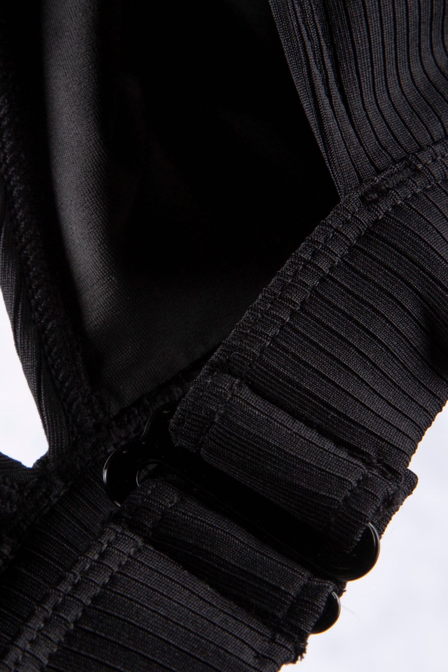 REMI TRIANGLE BLACK 4