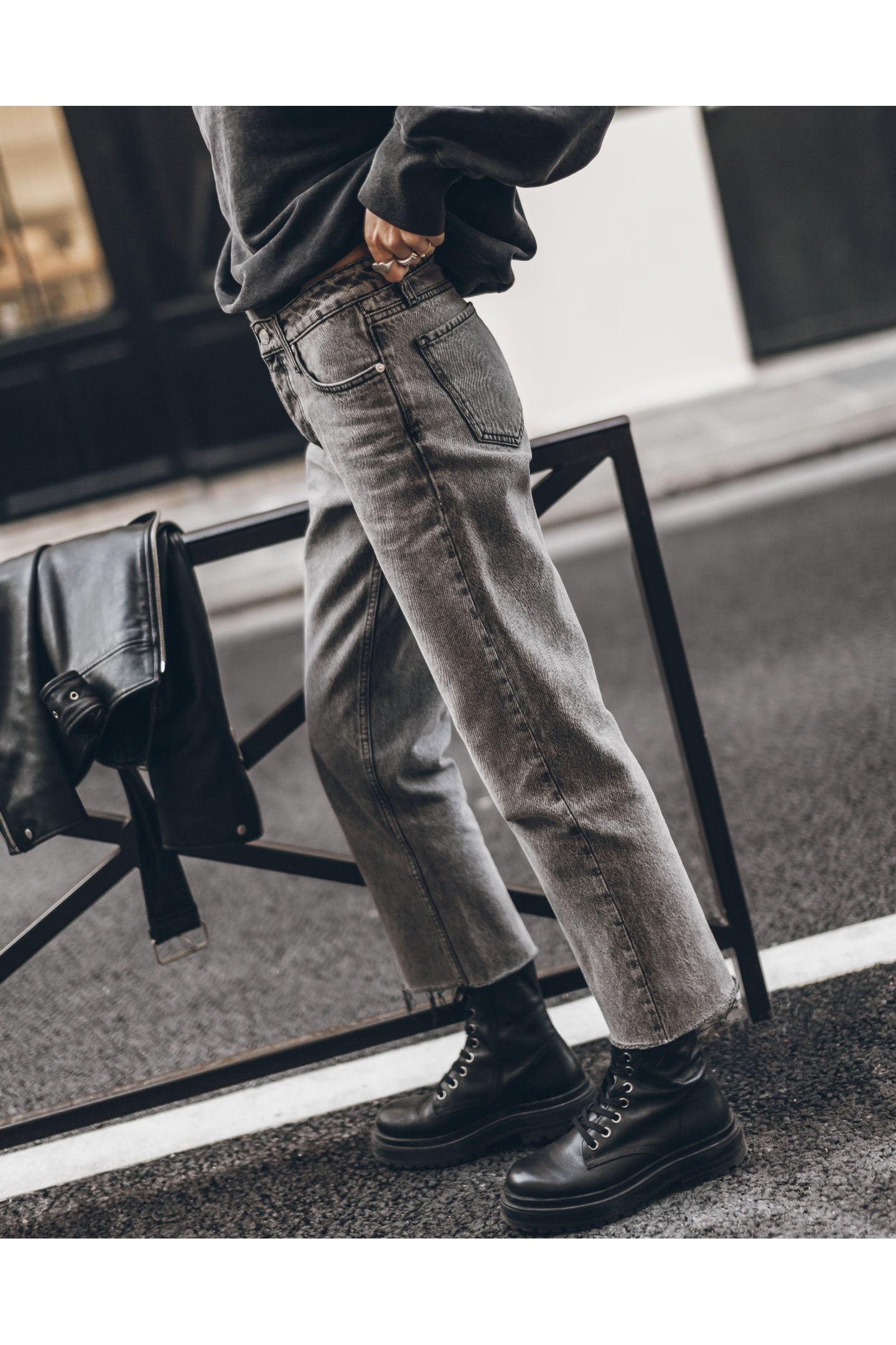 THE GREY CROPPED STRAIGHT JEANS 4