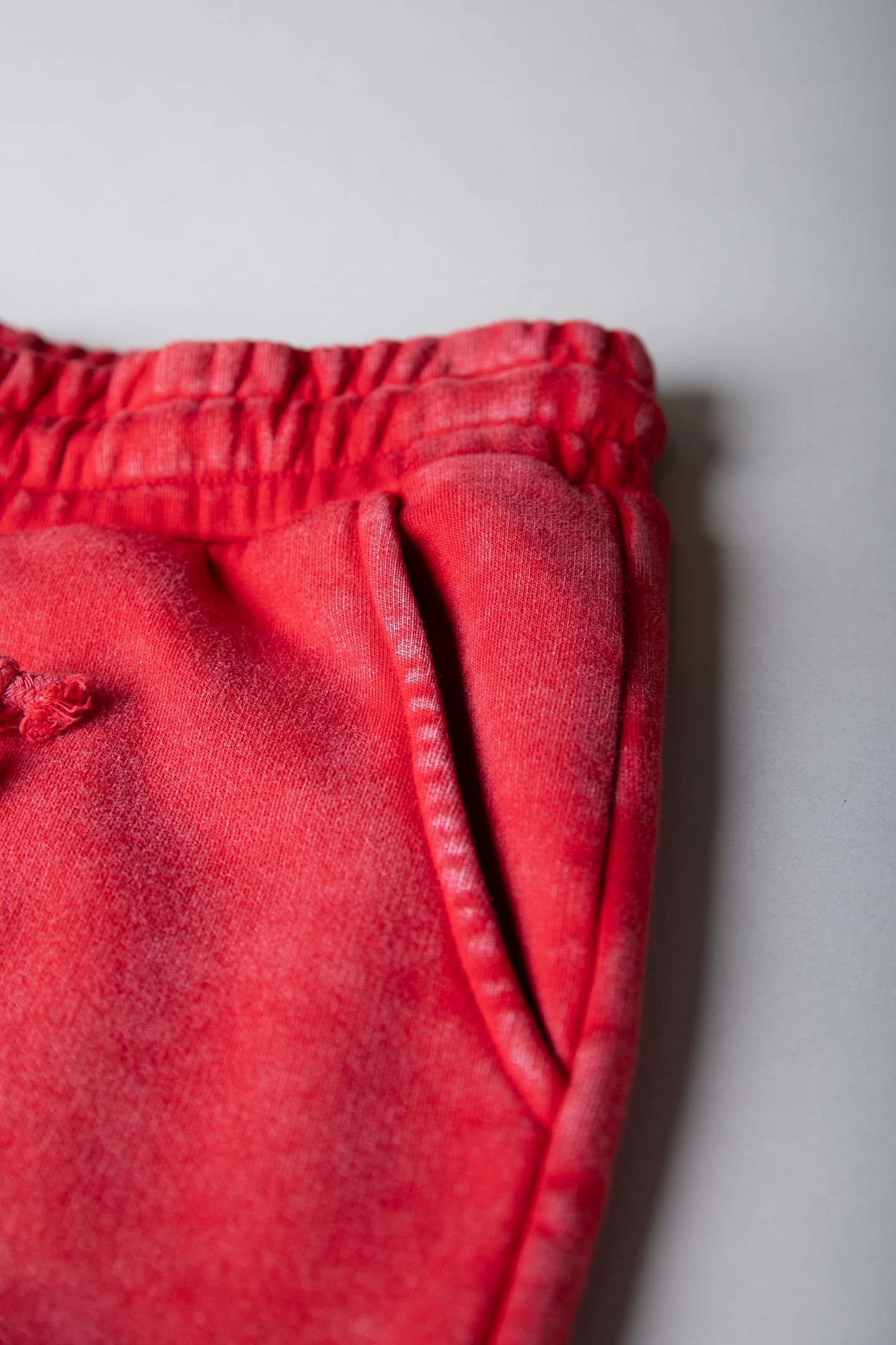 UNI LOGO ACID WASH SWEAT SHORT RACING RED 4