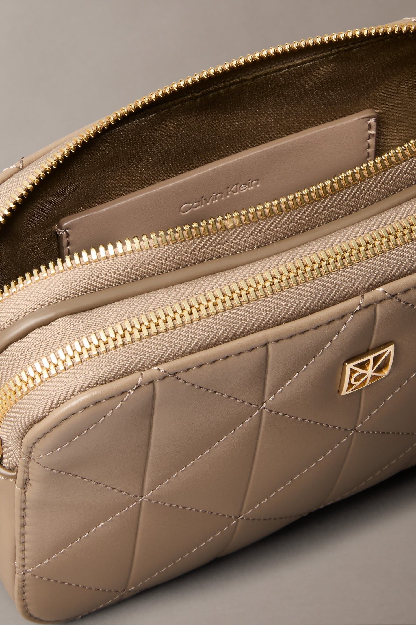 QUILTED CAMERA BAG DESERT TAUPE 4