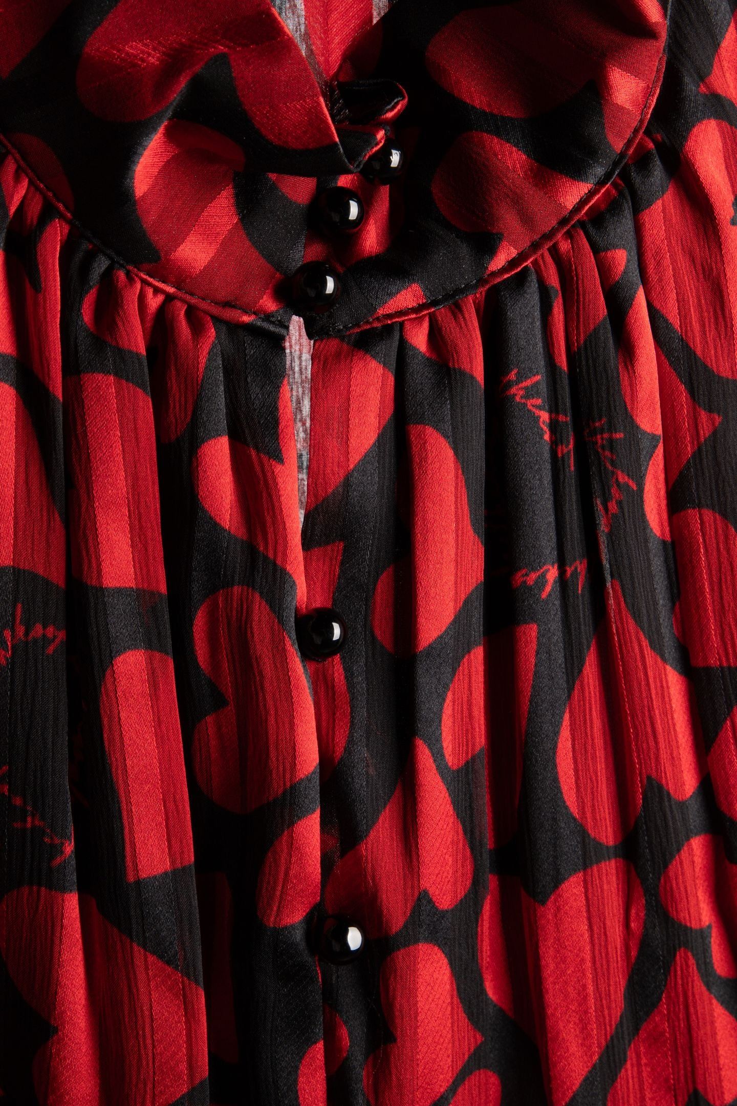 LONG-SLEEVED SHORT DRESS W A BUTTON-IN HIGH NECK BLACK - RED 4