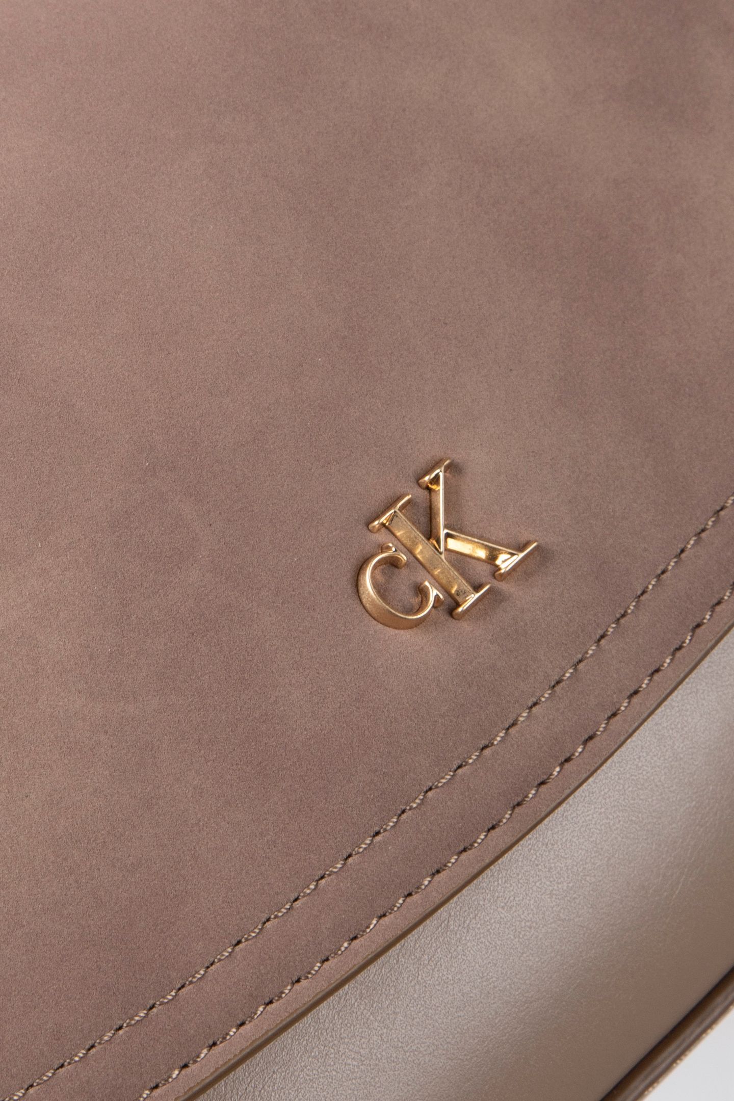 CK BRUSHED FLAP CROSSOVER DESERT TAUPE 4