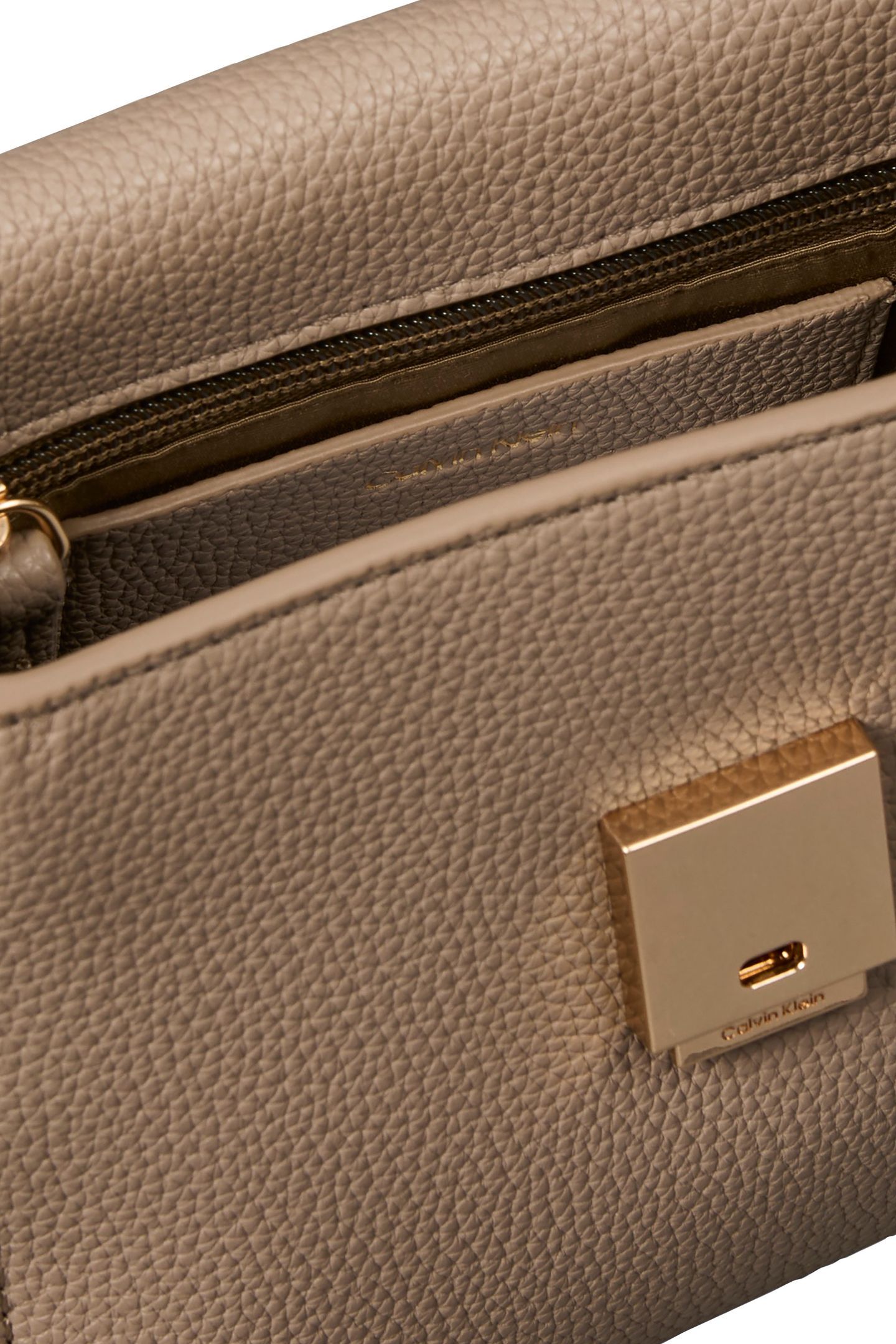 EMBLEM PEBBLE SHOULDER BAG DESERT TAUPE 4