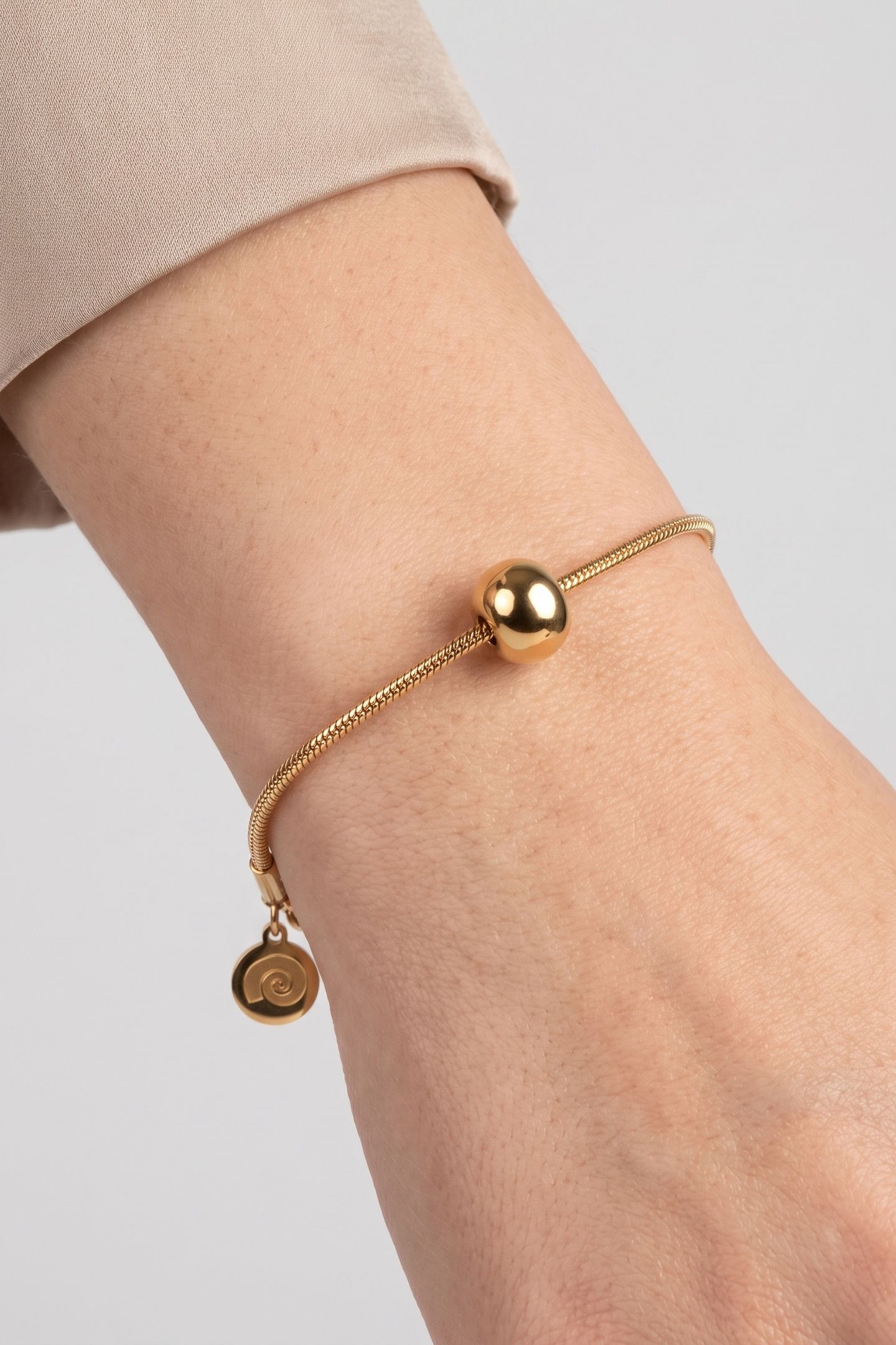 EMBRACE BEAUTY ARMBAND GOLD 1