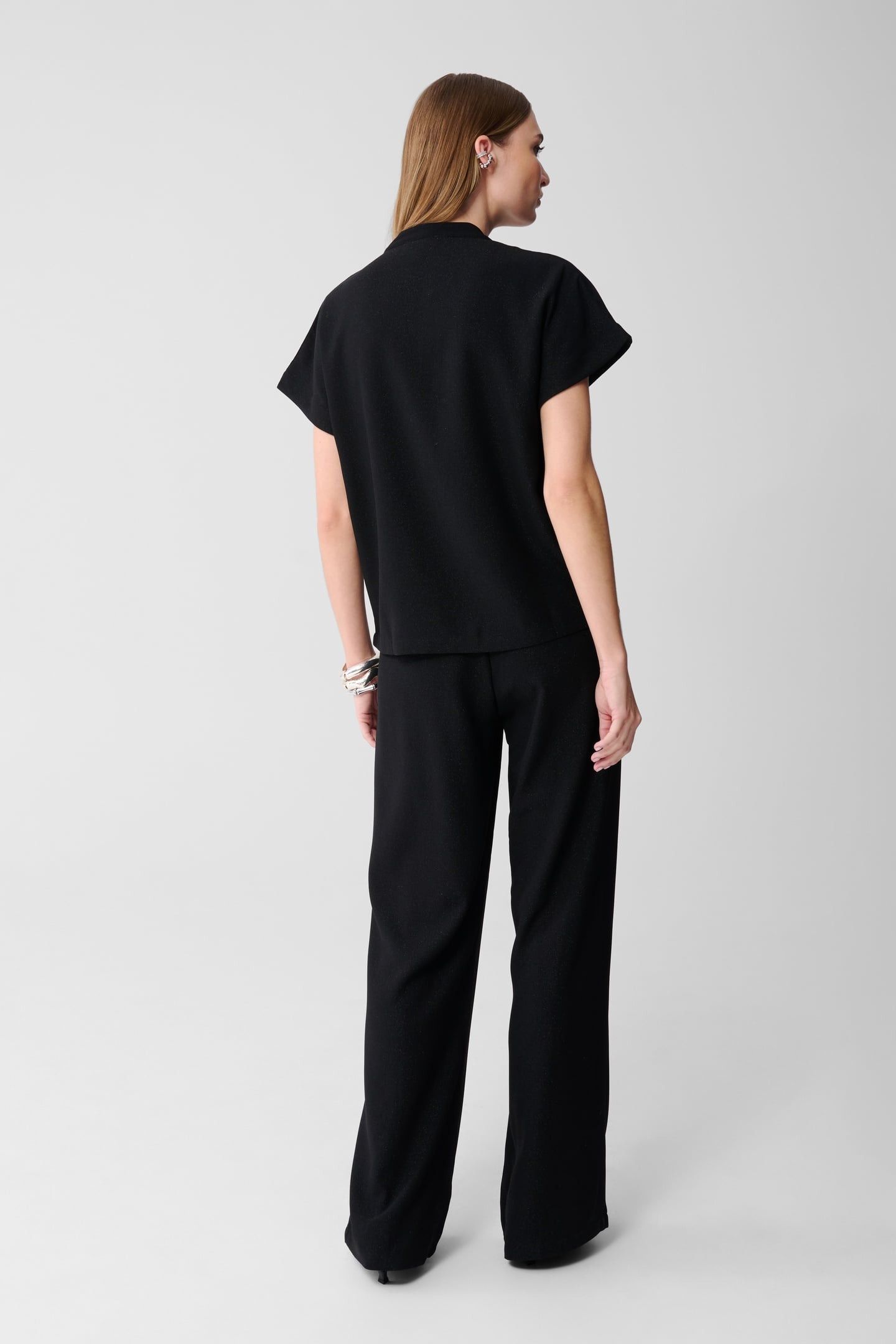 LA-SBGLITTER VNECK TOP BLACK 4