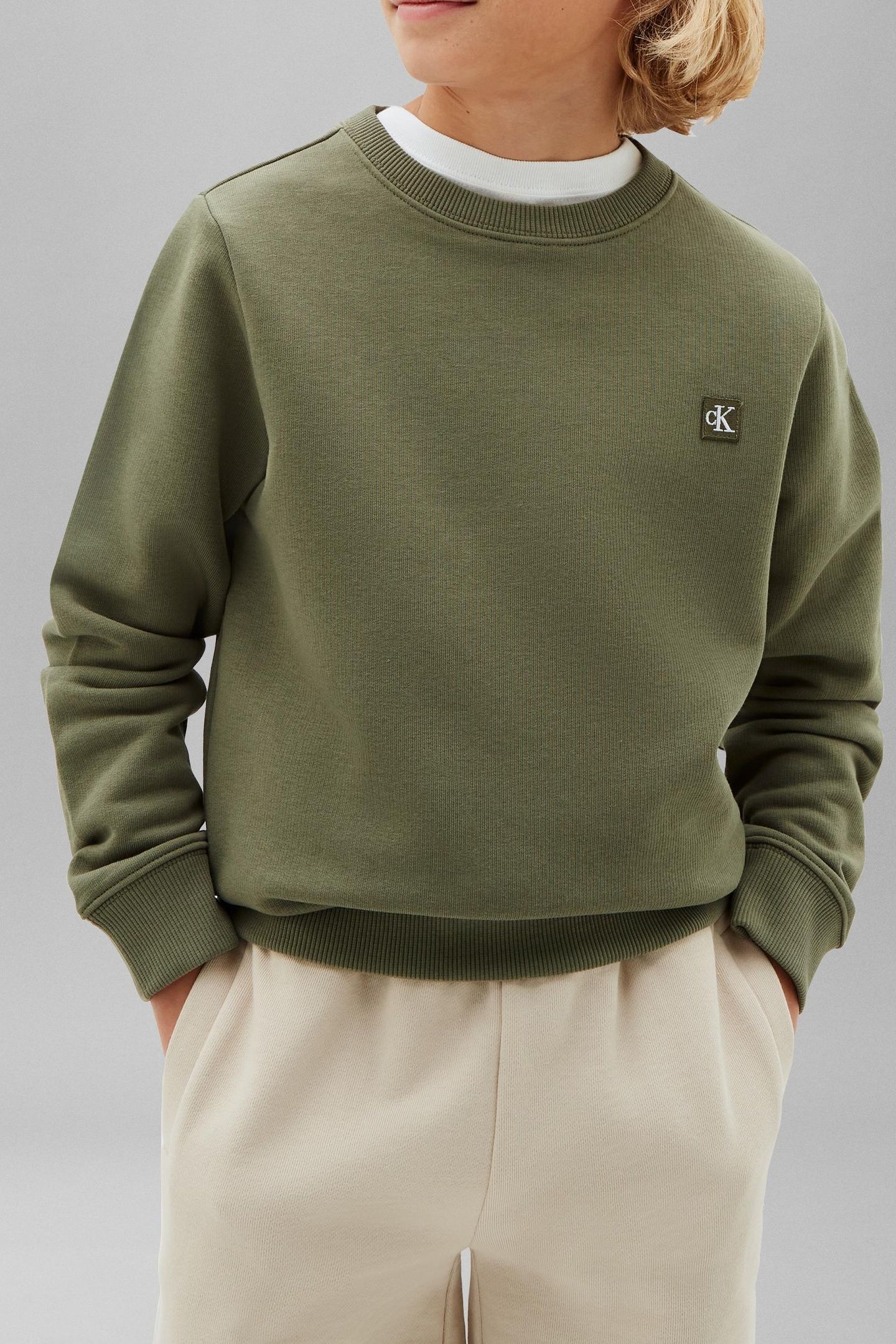 UNISEX MINI BADGE CREW NECK DUSTY OLIVE 5