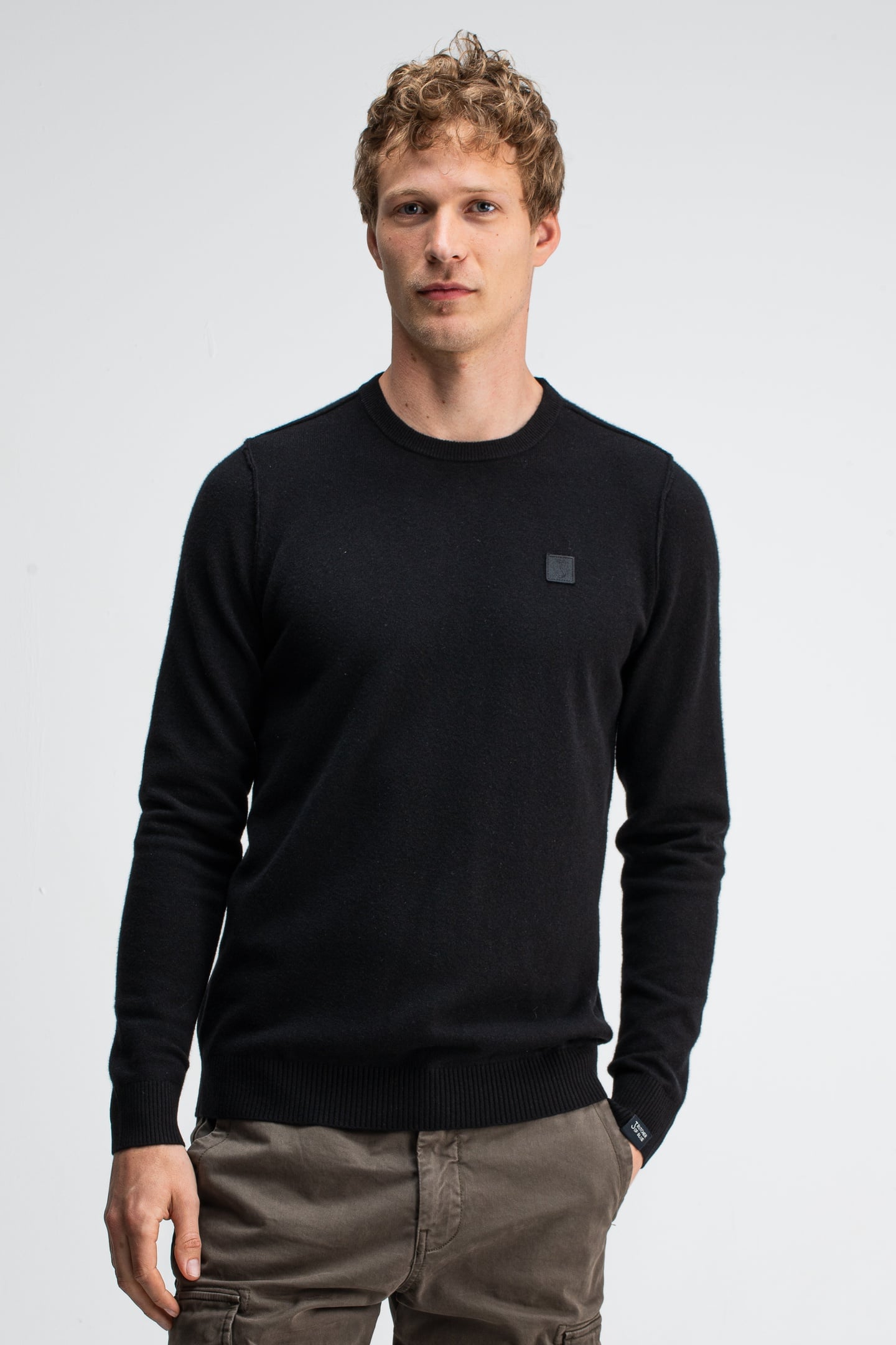 CLIFTON CREW OFF BLACK 1