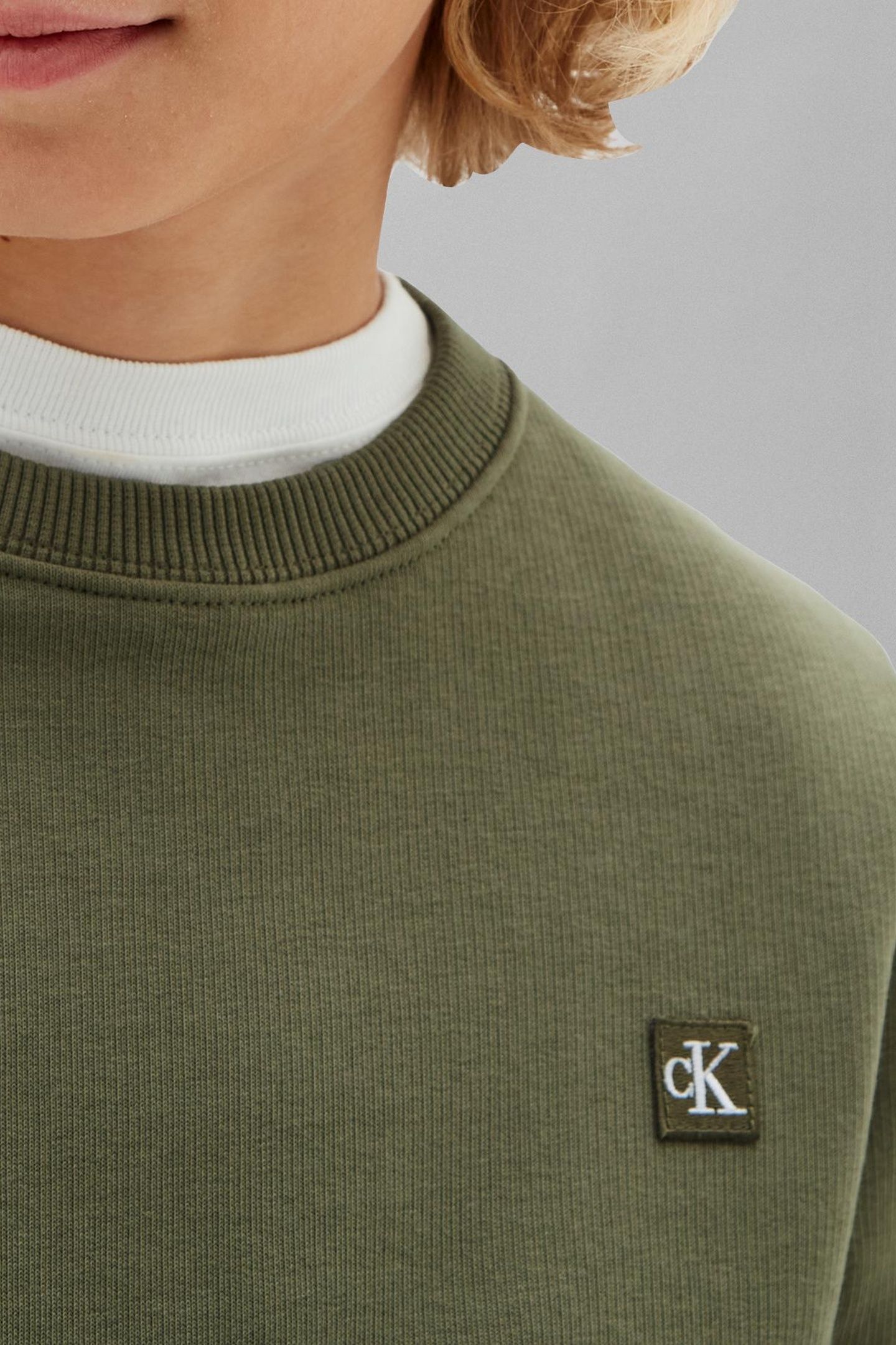 UNISEX MINI BADGE CREW NECK DUSTY OLIVE 6