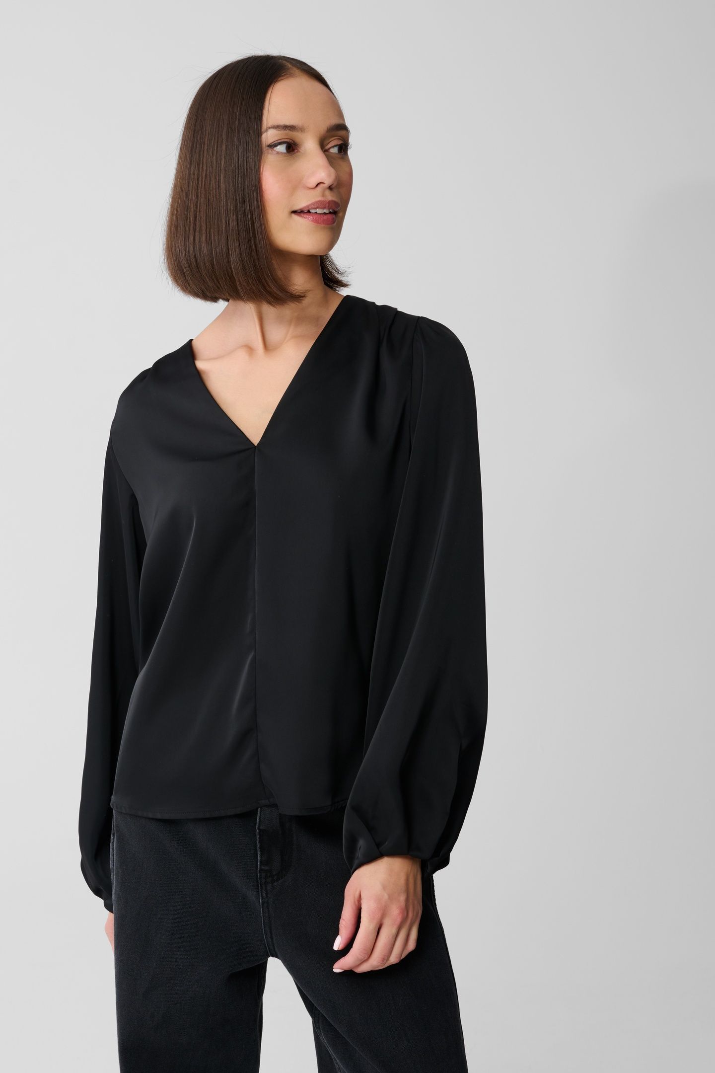 LA-SBCLEAN V-NECK BLOUSE BLACK 1
