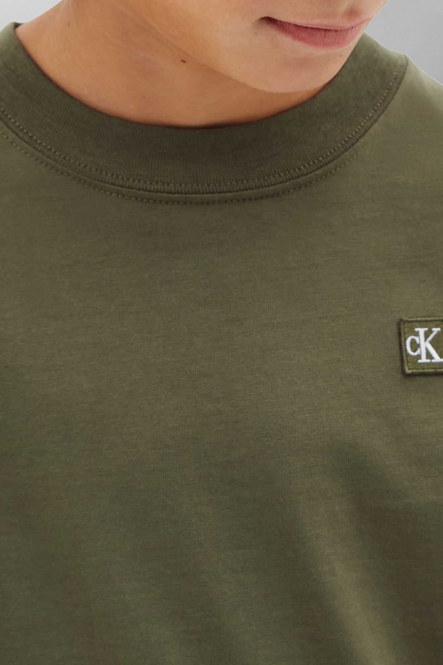UNISEX MINI BADGE REGULAR T-SHIRT DUSTY OLIVE 6